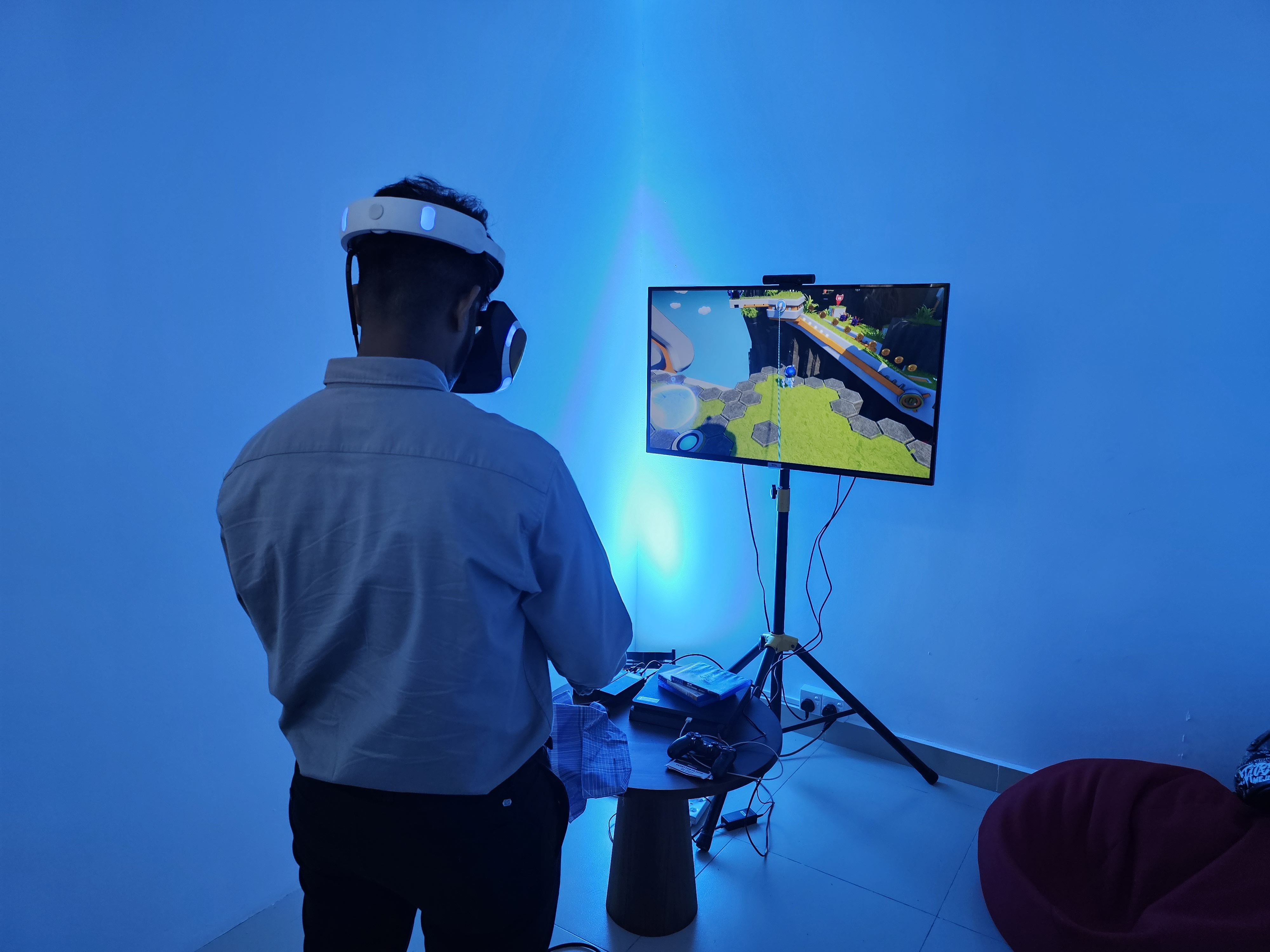 Sony CUH-ZVR2 VR Headset 5.7-inch OLED White/Black in action 3