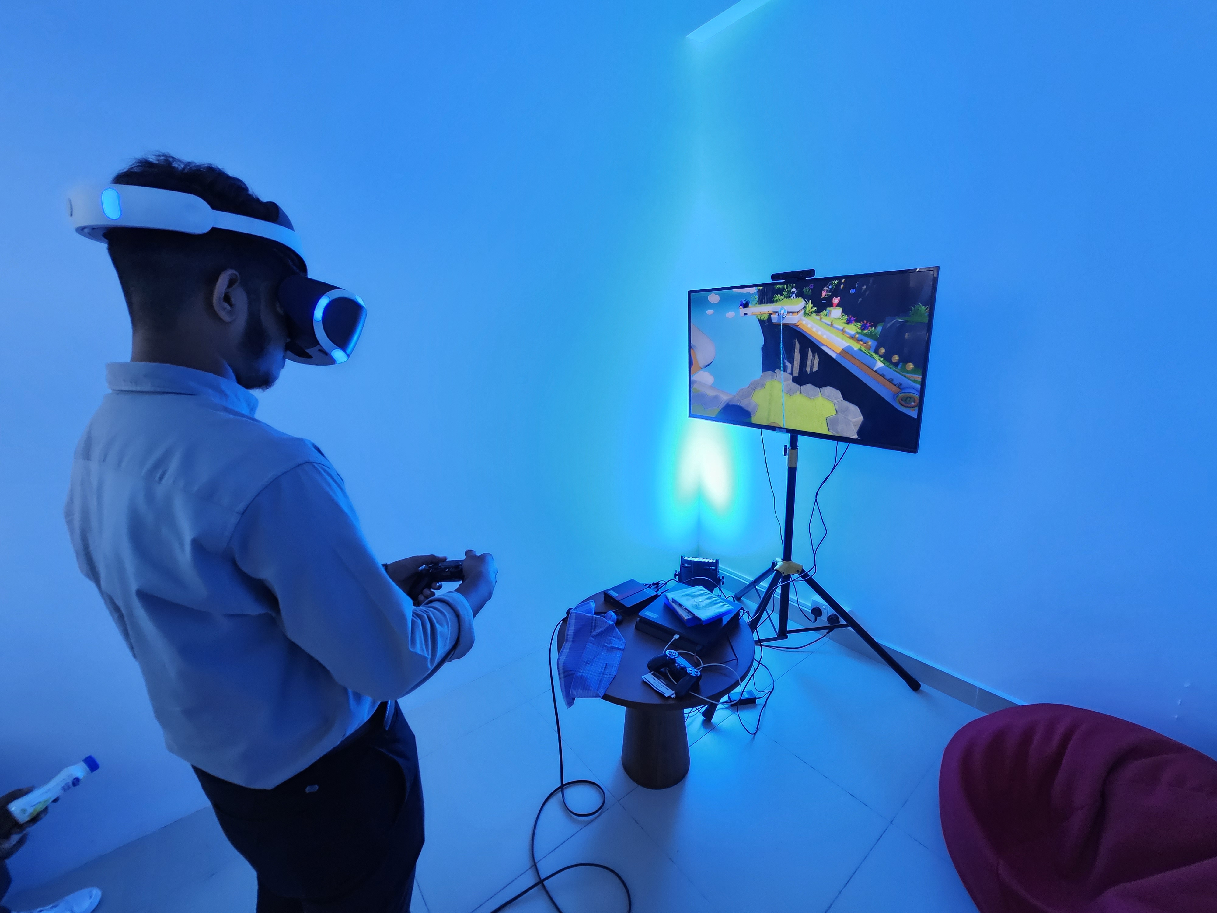 Sony CUH-ZVR2 VR Headset 5.7-inch OLED White/Black in action 5