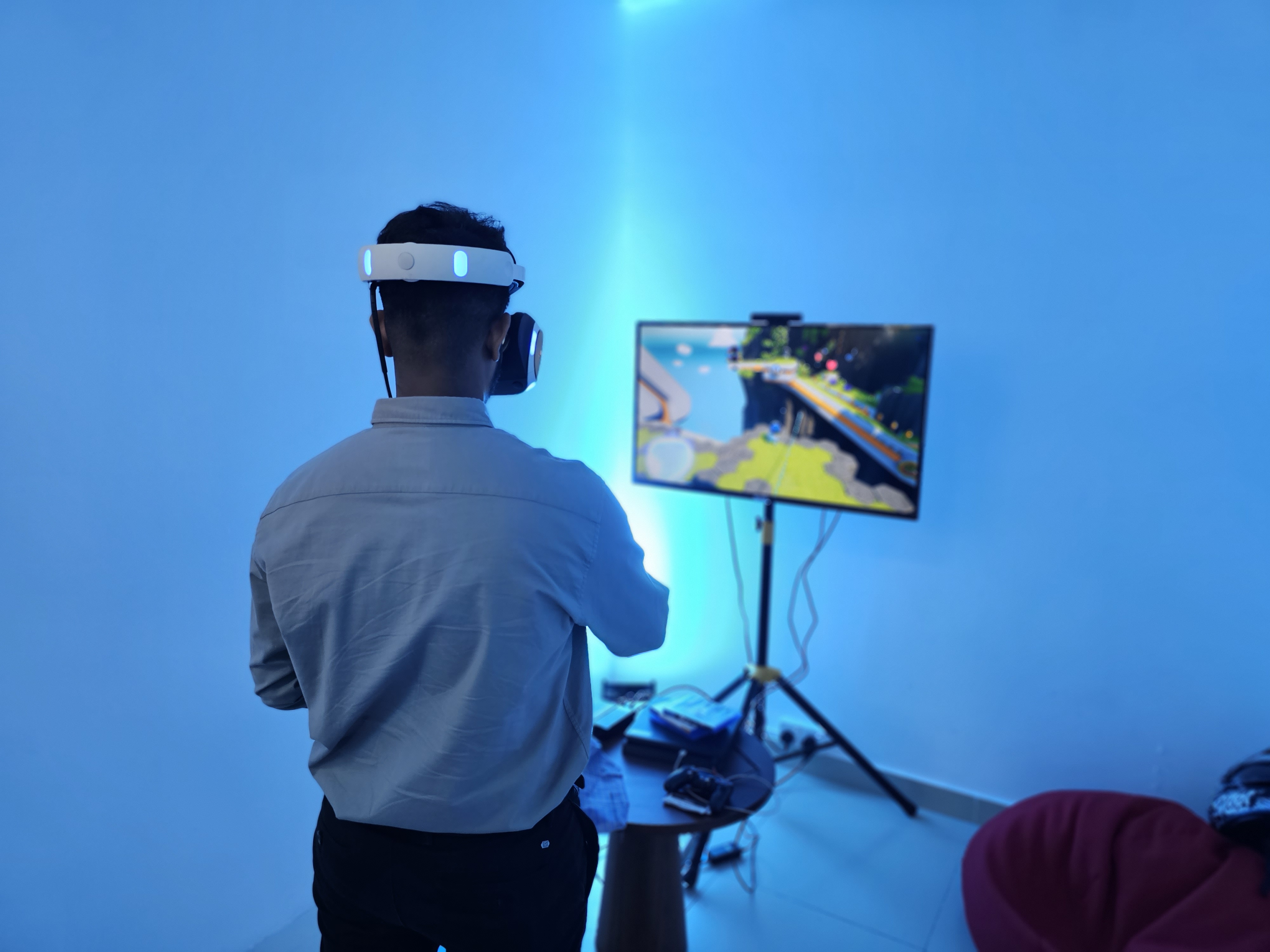 Sony CUH-ZVR2 VR Headset 5.7-inch OLED White/Black in action 2