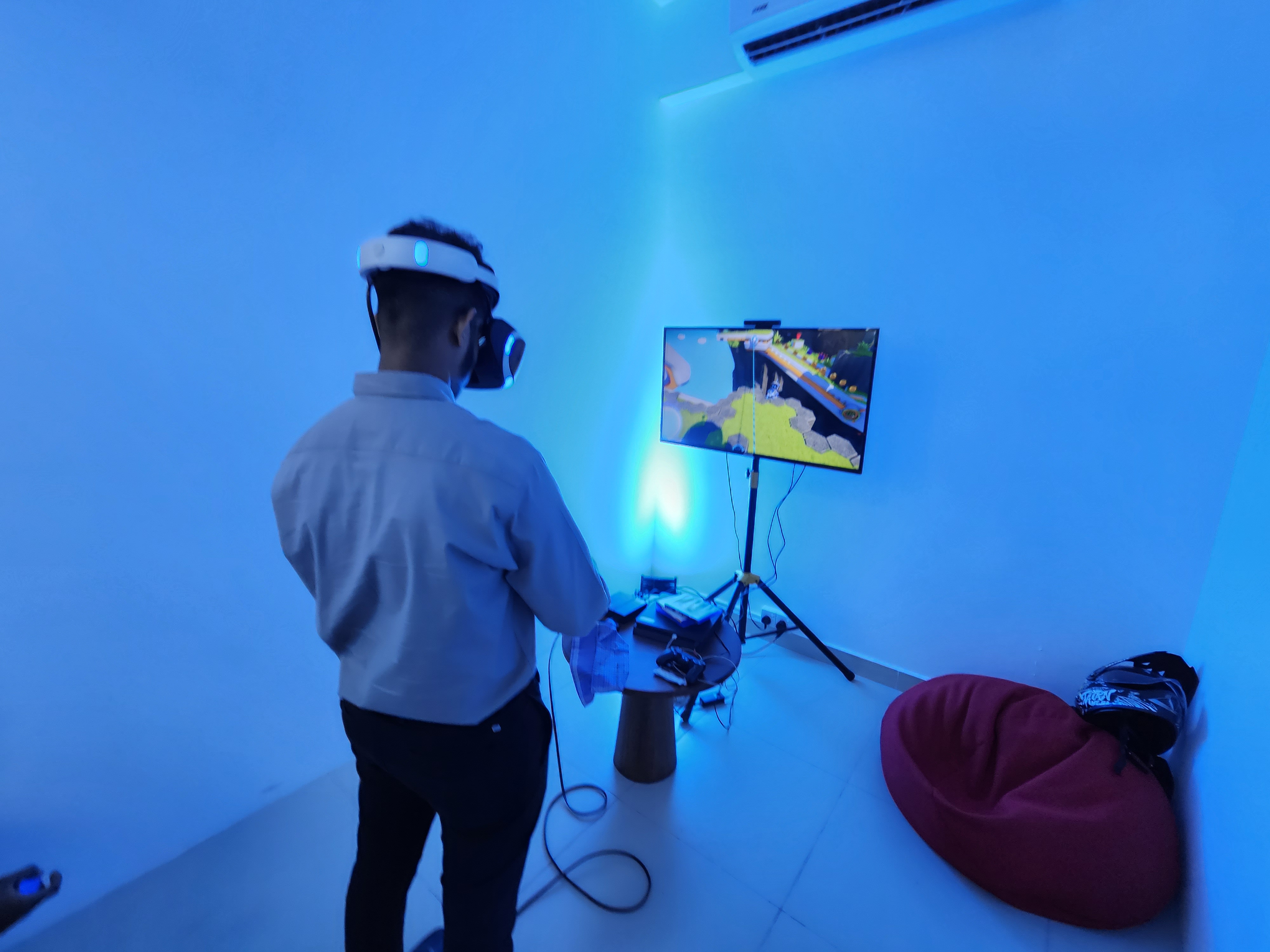 Sony CUH-ZVR2 VR Headset 5.7-inch OLED White/Black in action 4