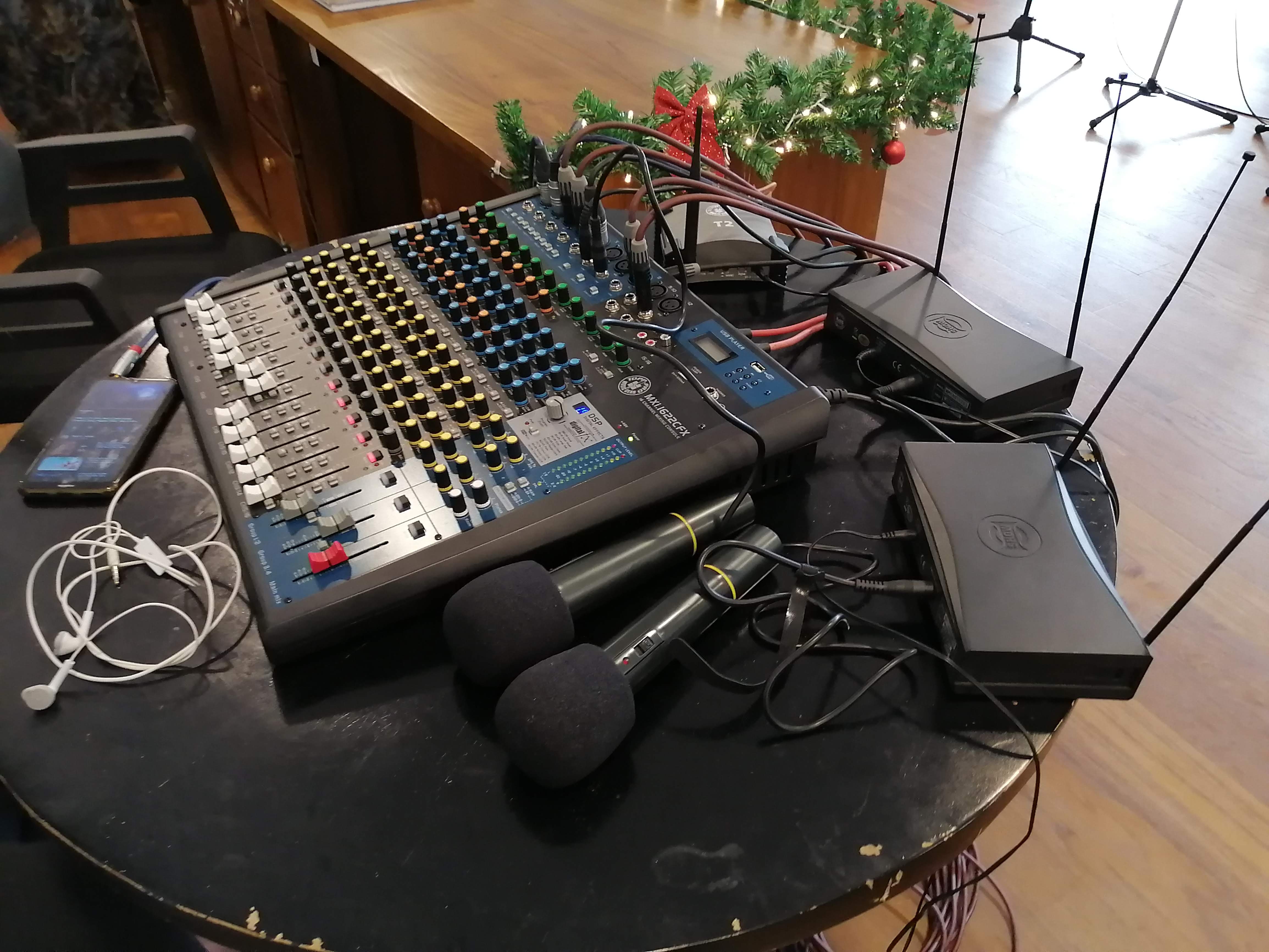 Topp Pro MXI1622CFX 16-Channel Analog Audio Mixer in action 3