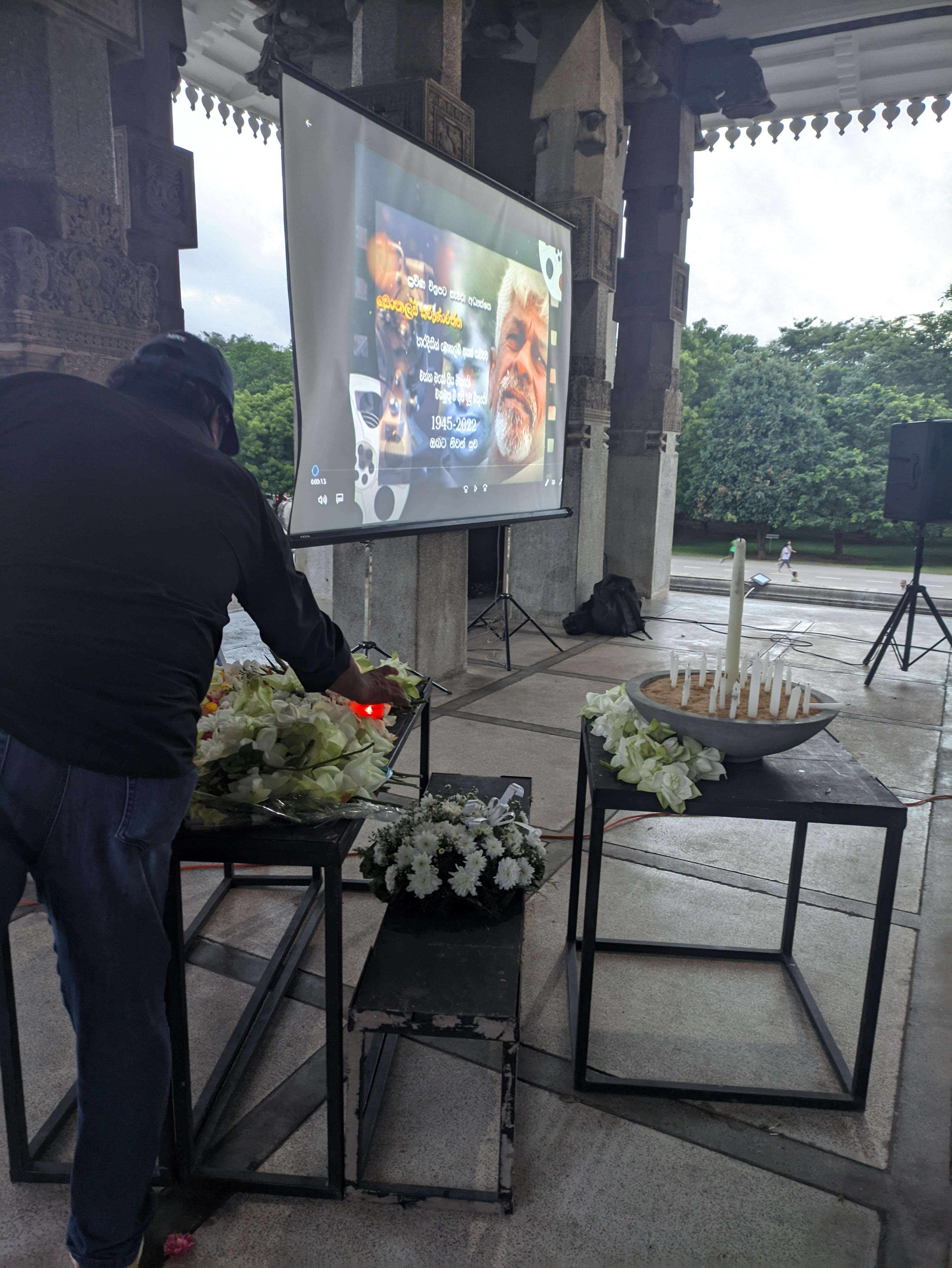 Tripod 10 x 8 Ft 4:3 Projector Screen in action 4