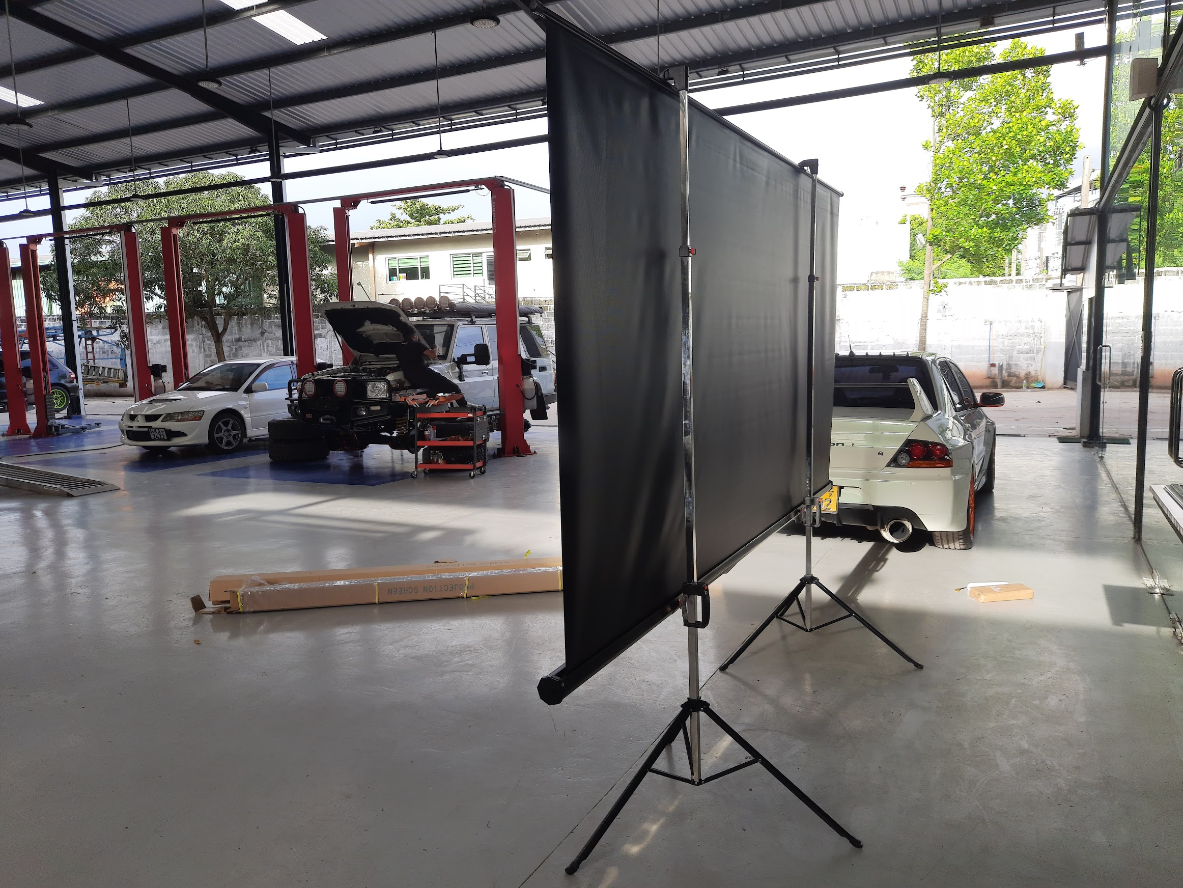 Tripod 10 x 8 Ft 4:3 Projector Screen in action 1