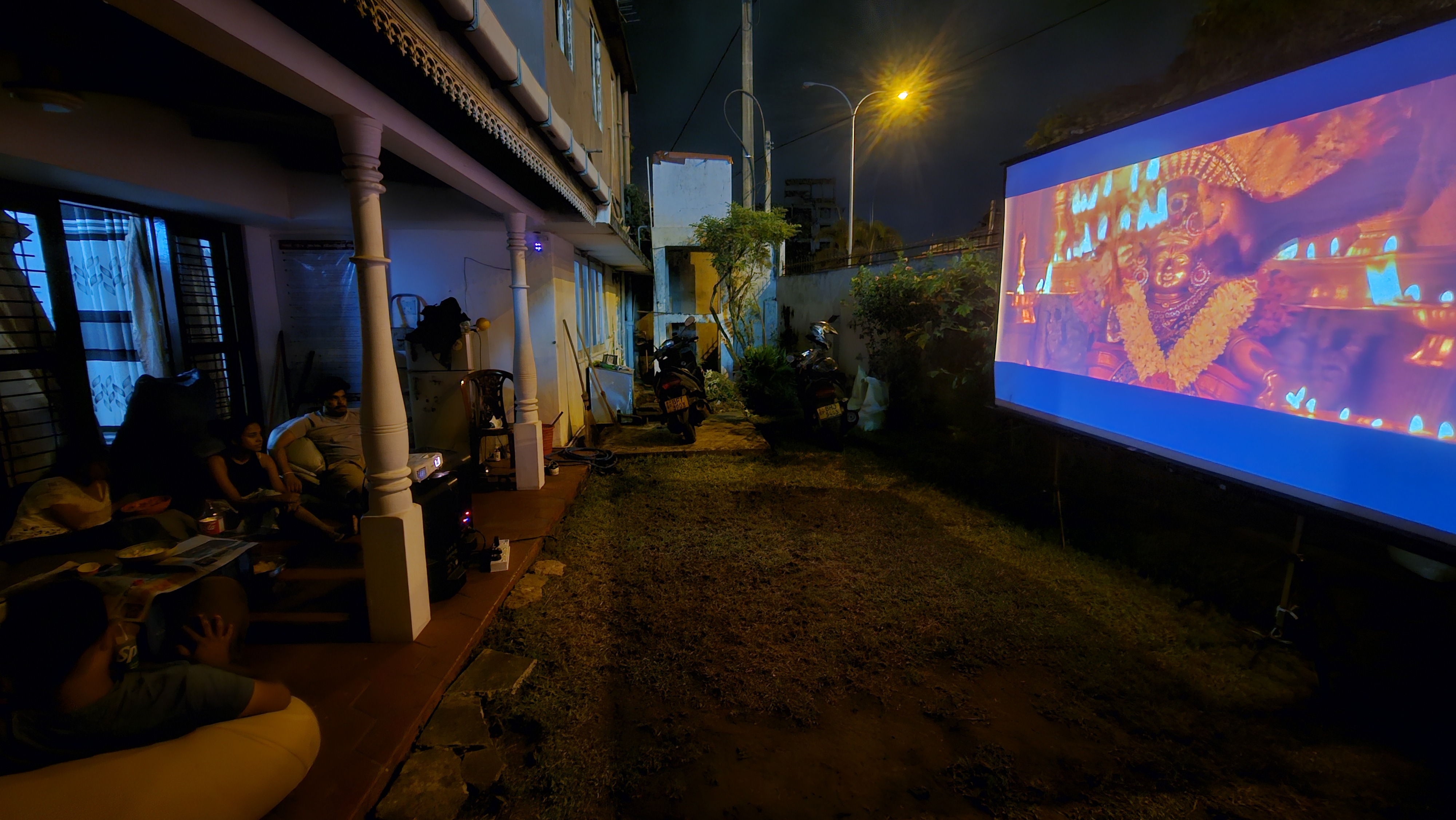 Tripod 10 x 8 Ft 4:3 Projector Screen in action 6
