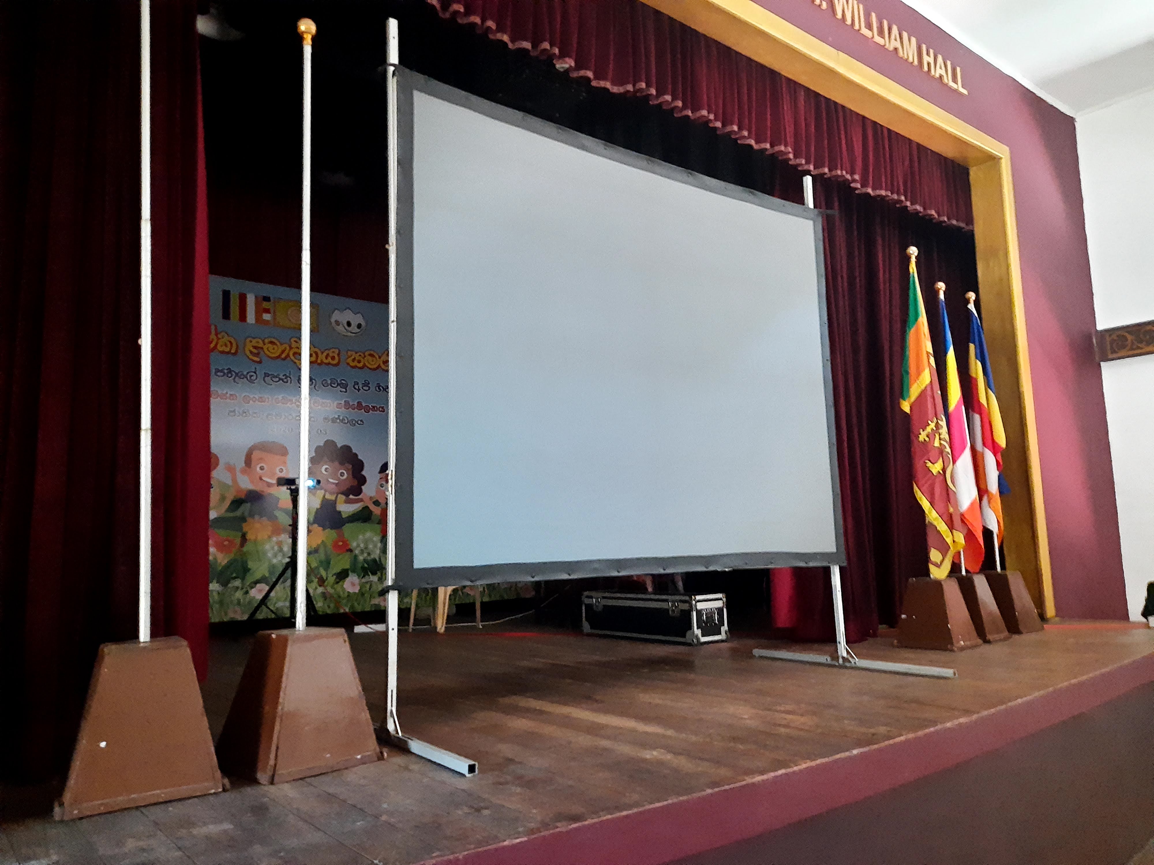 Fast Fold Projector Screen 10x8 Feet Front & Rear in action 2