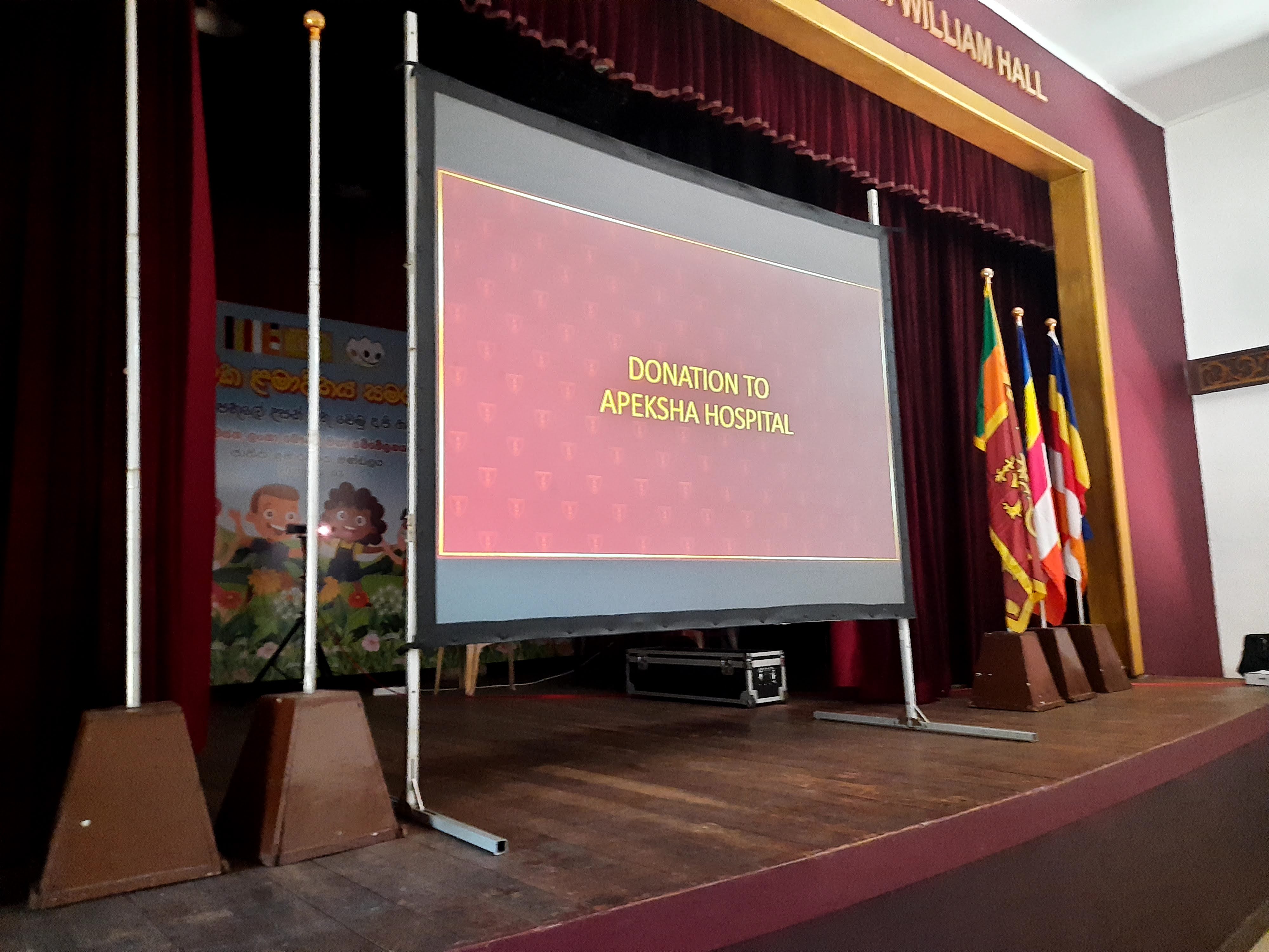 Fast Fold Projector Screen 10x8 Feet Front & Rear in action 3