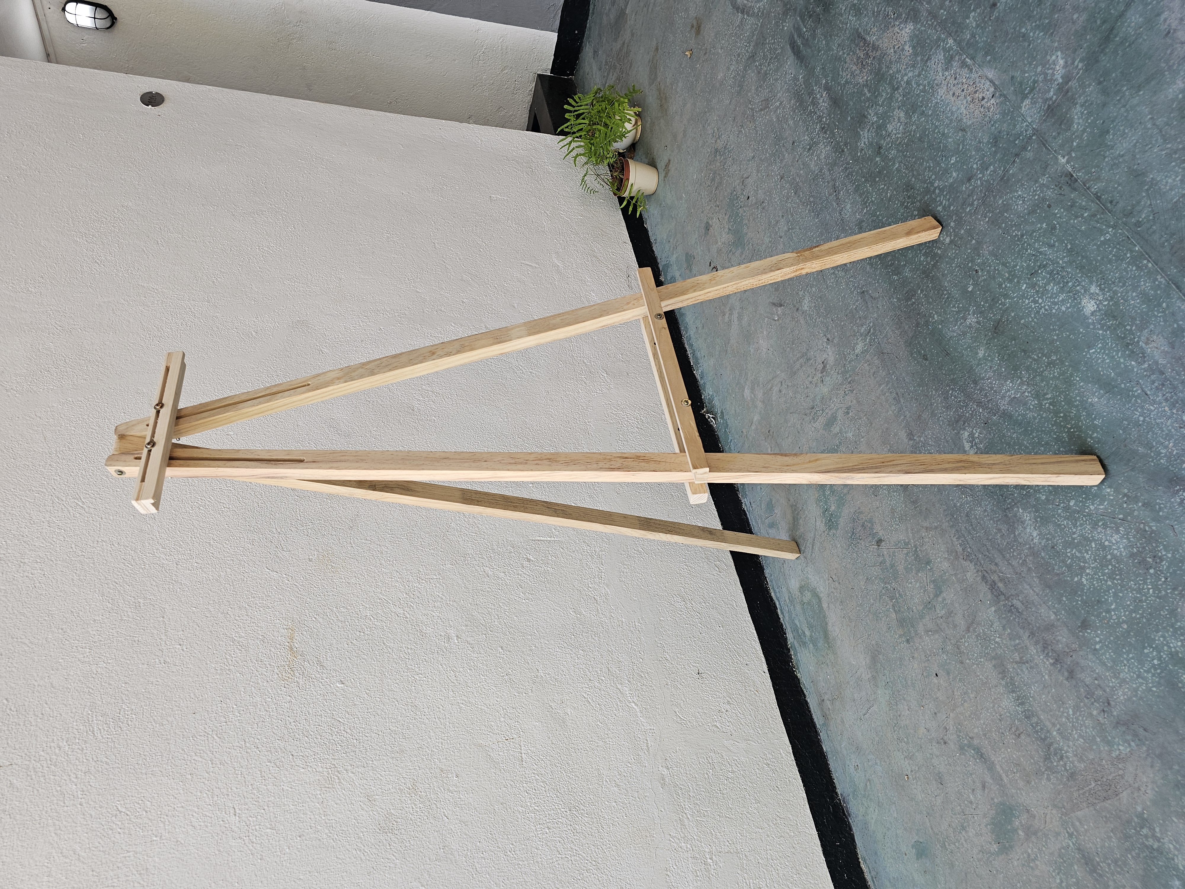 Wooden Easel Stand in action 2