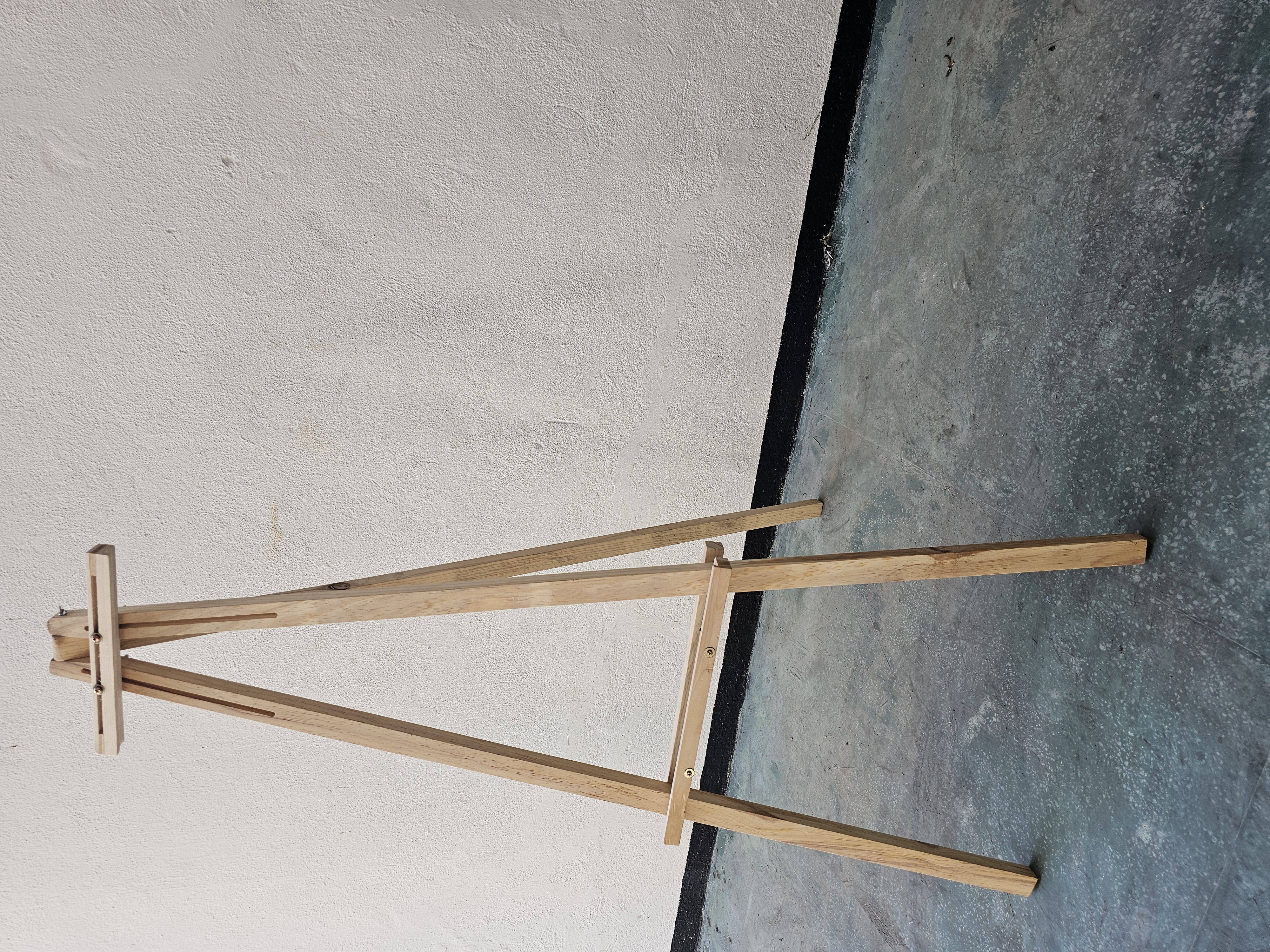 Wooden Easel Stand in action 3