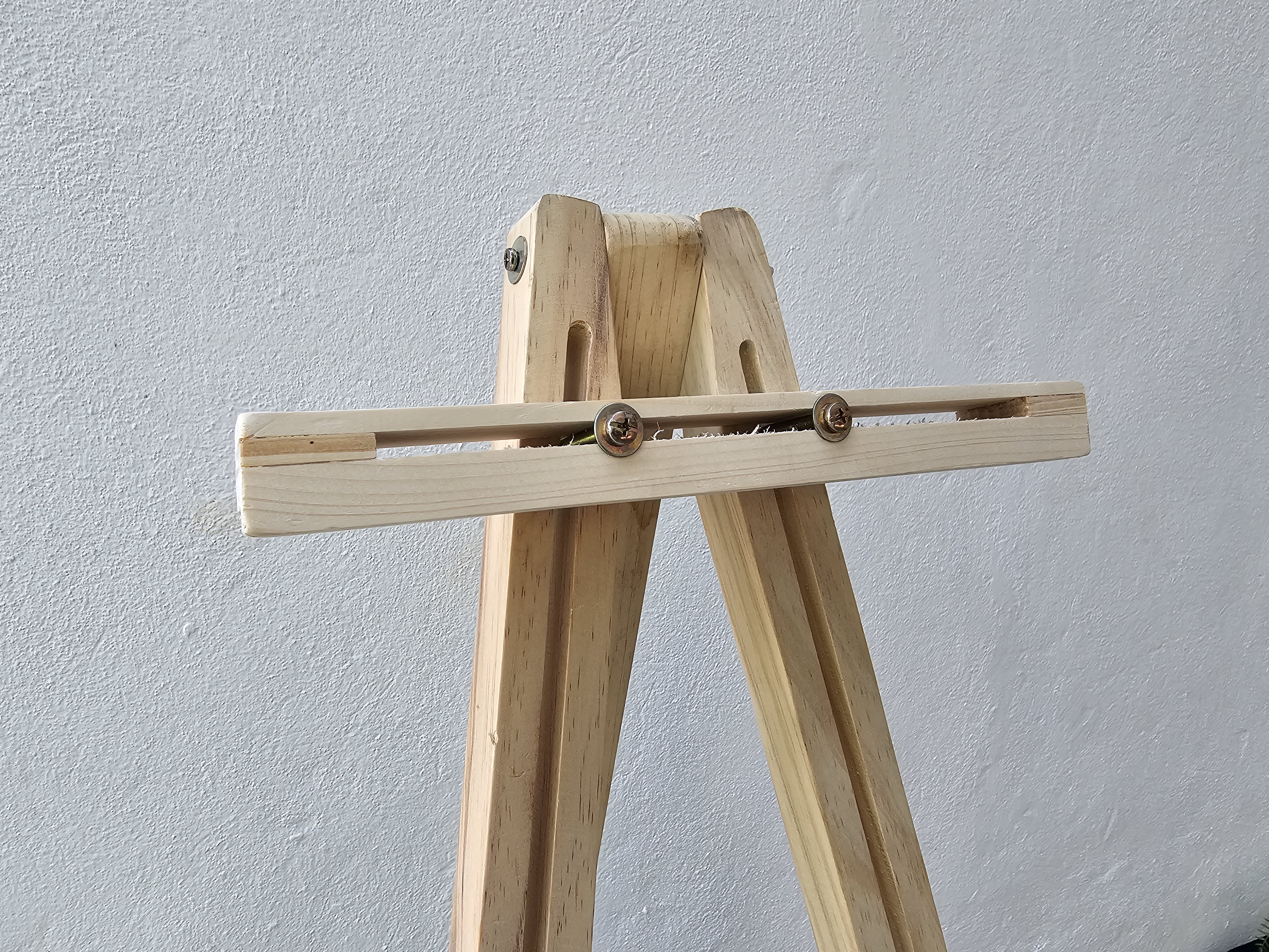 Wooden Easel Stand in action 4