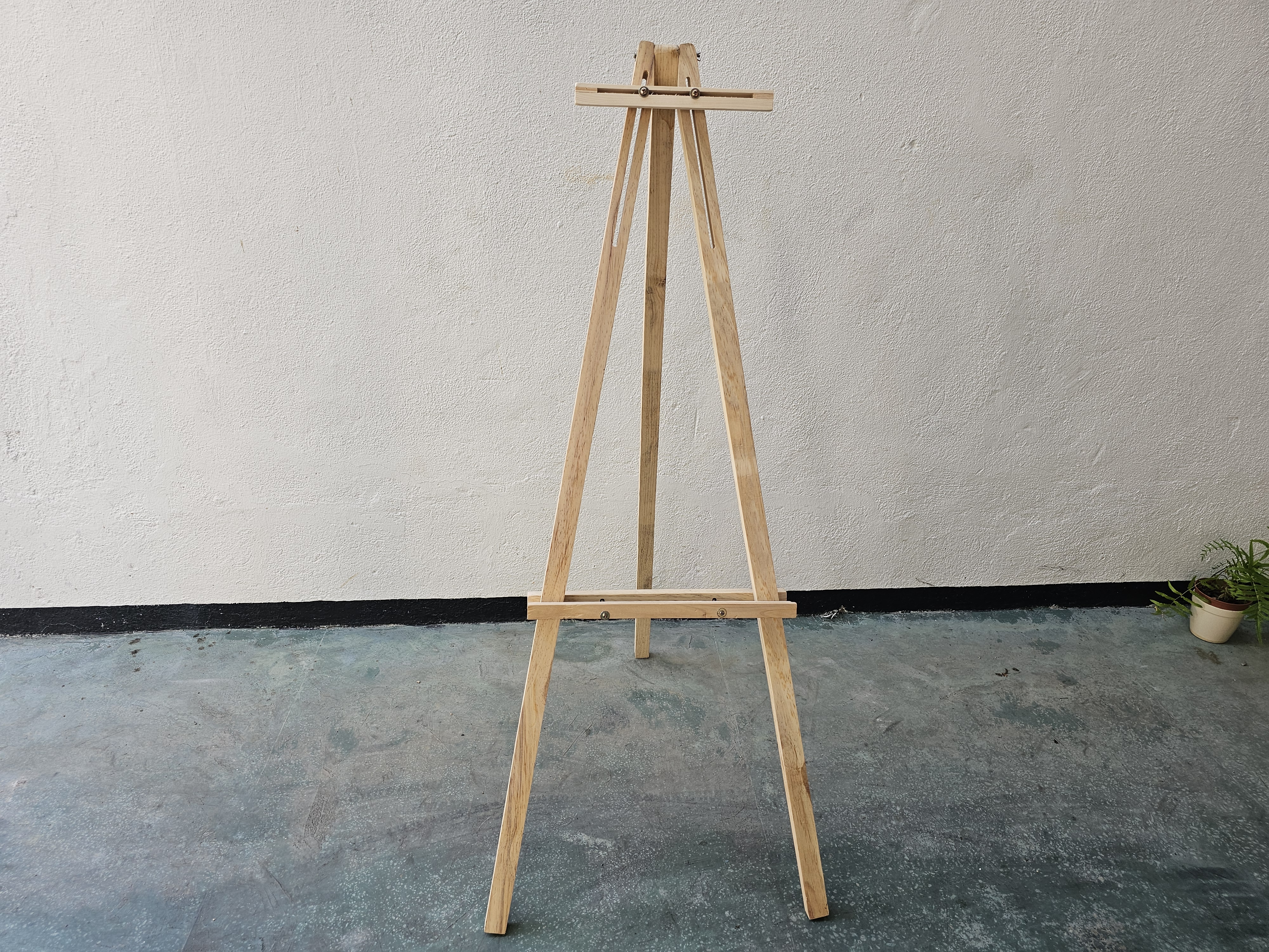 Wooden Easel Stand in action 5