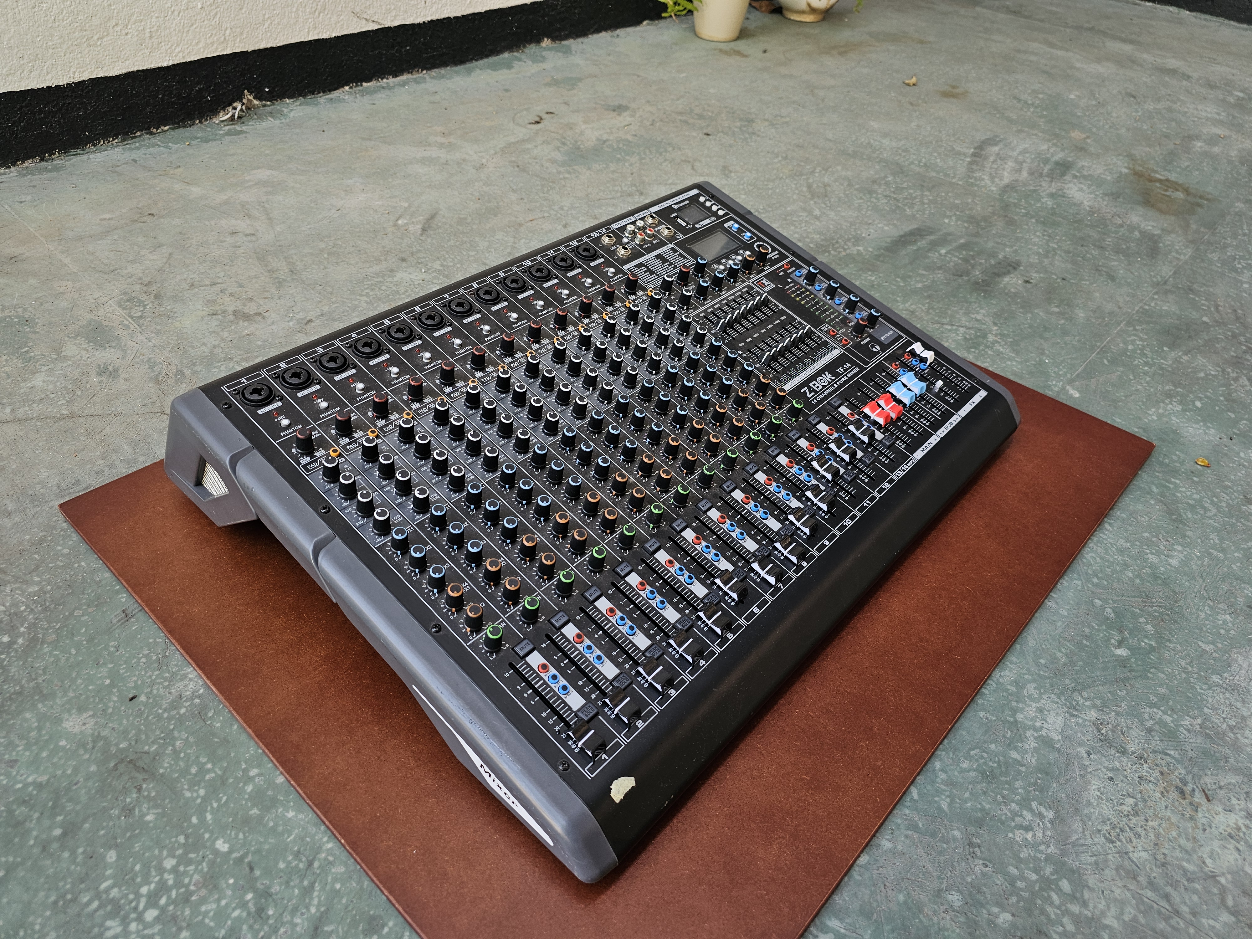 TX Z-BOK TF-14 14-Channel Analog Audio Mixer in action 1