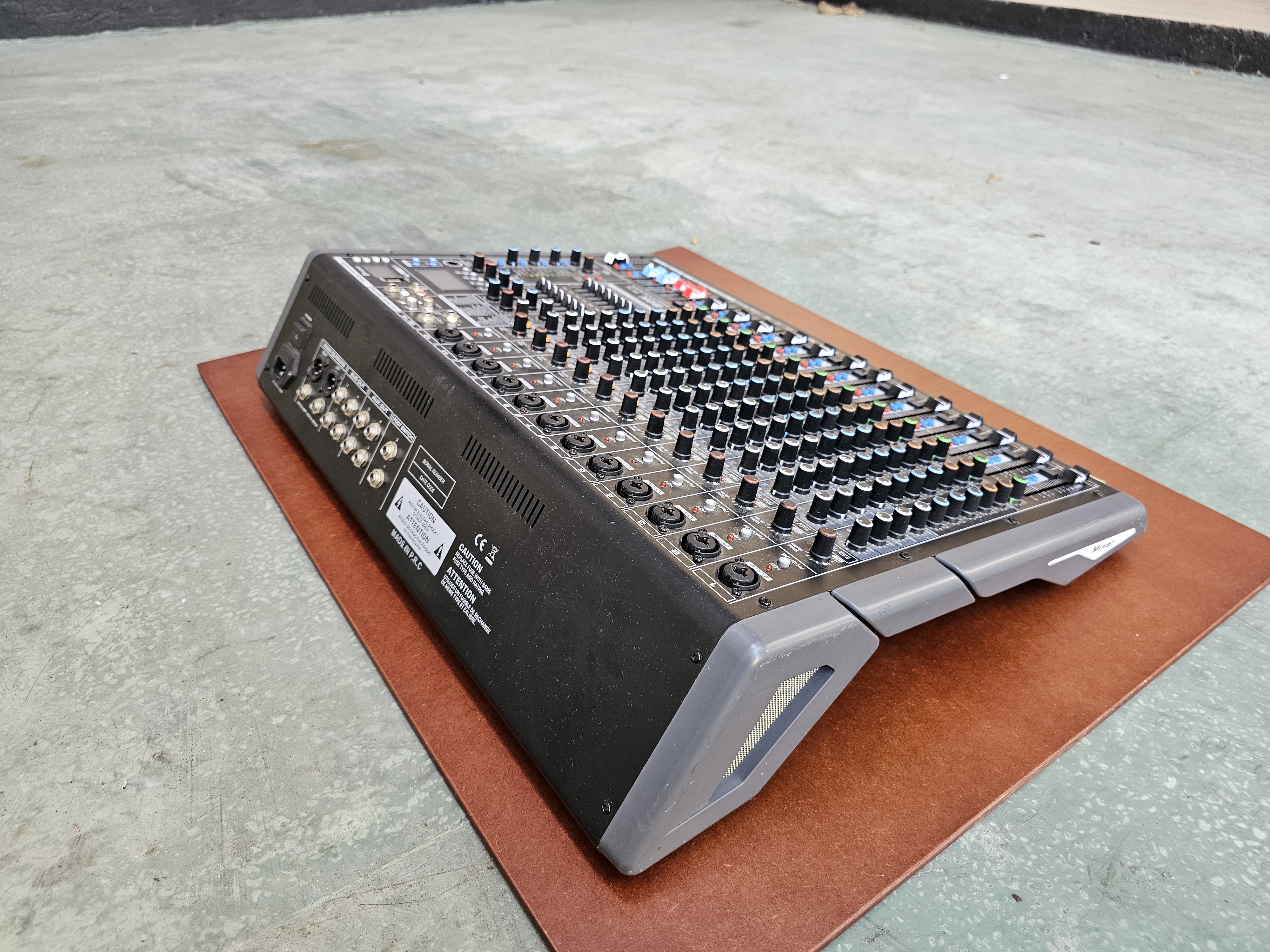TX Z-BOK TF-14 14-Channel Analog Audio Mixer in action 2