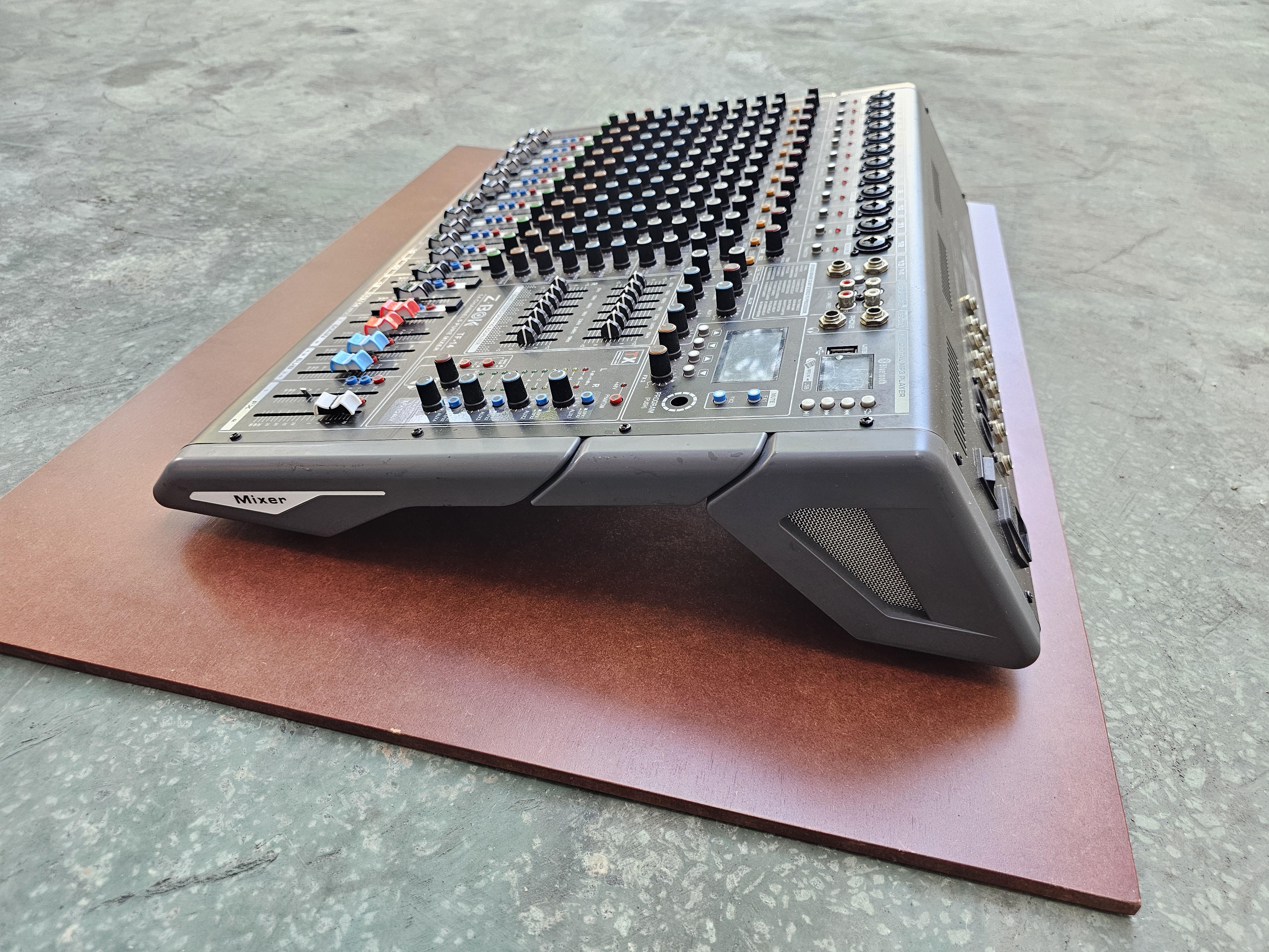 TX Z-BOK TF-14 14-Channel Analog Audio Mixer in action 4
