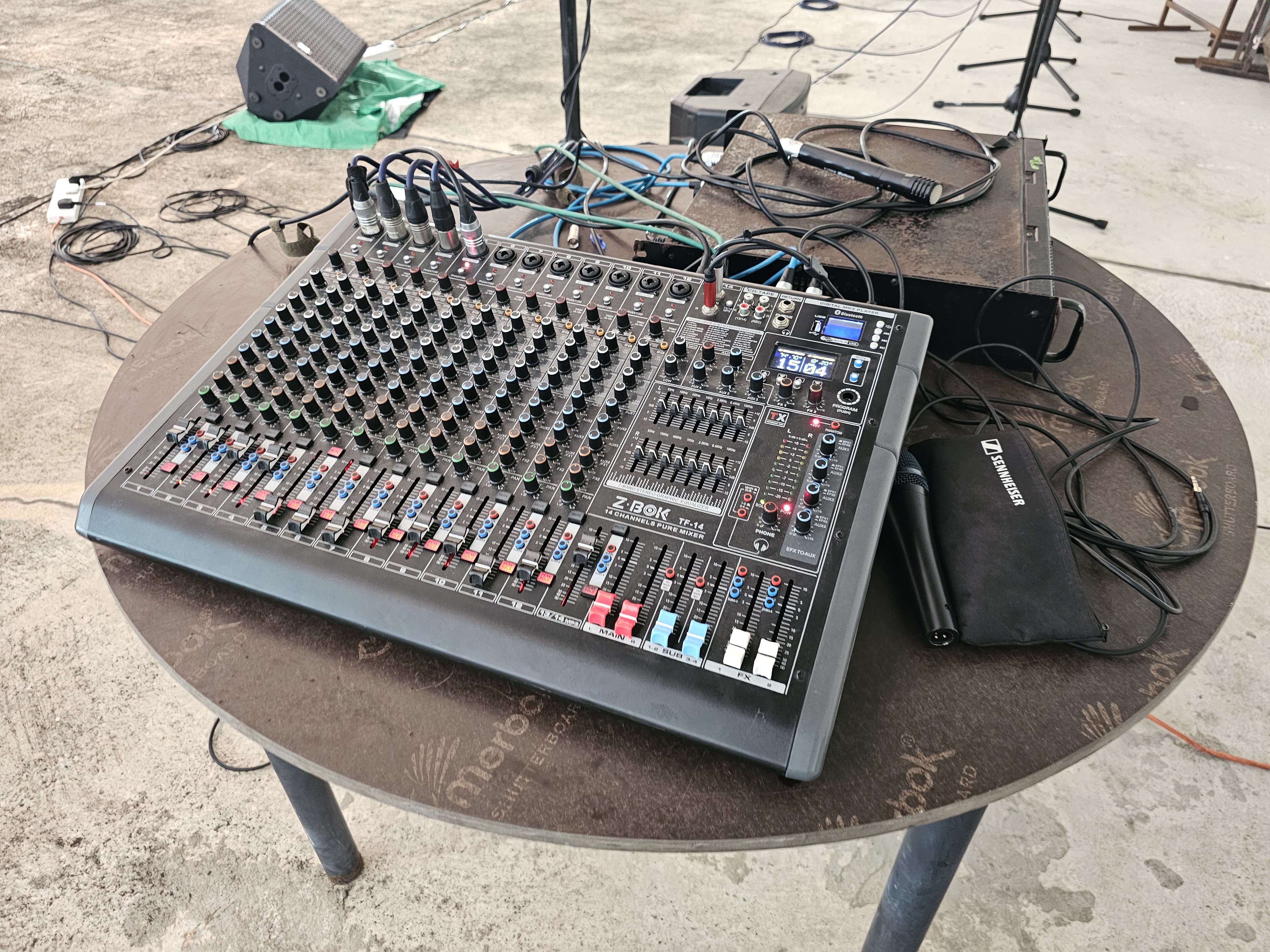 TX Z-BOK TF-14 14-Channel Analog Audio Mixer in action 5