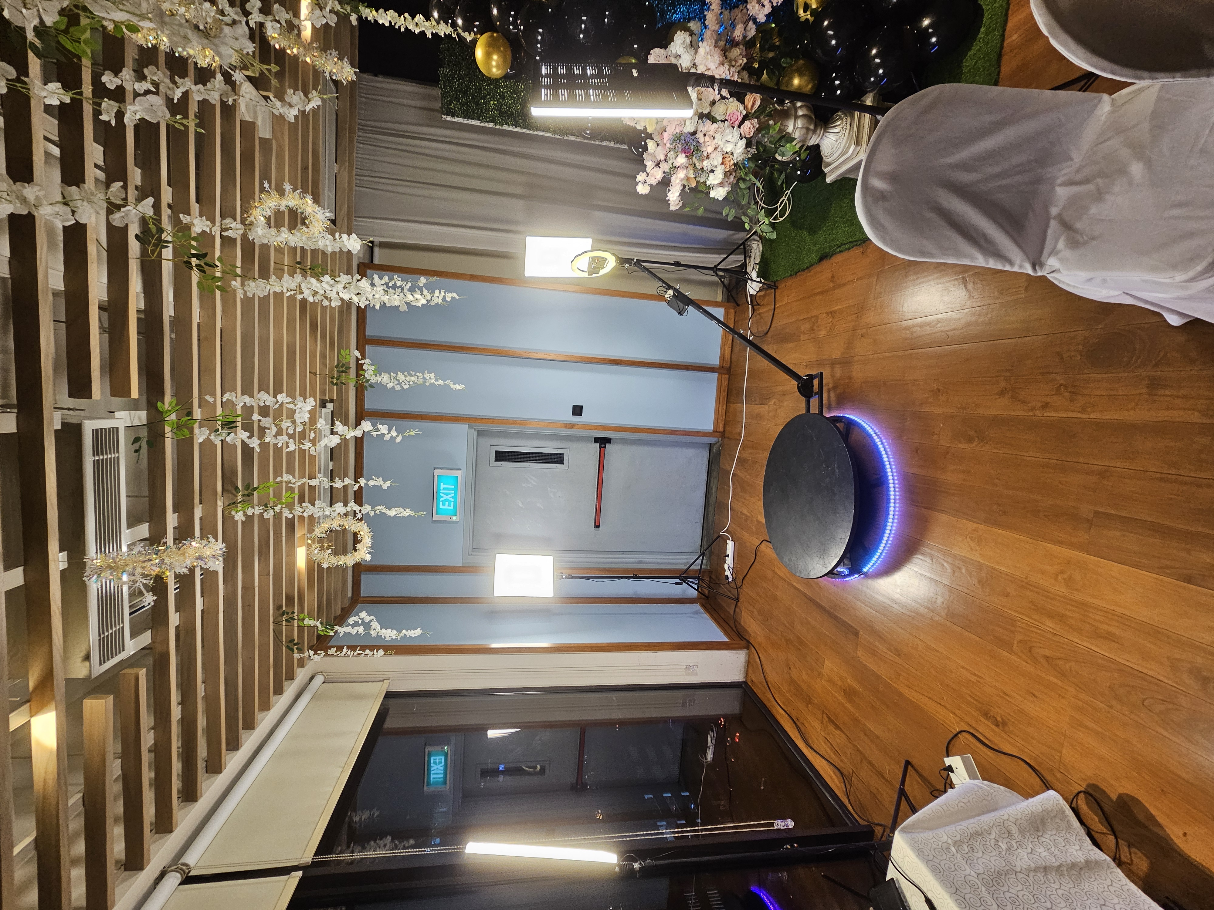 Evegogo 90cm 360 Photo Booth Automatic Spin 360 Video Booth Spinner Platform 90cm / 35.4 inch diameter in action 1