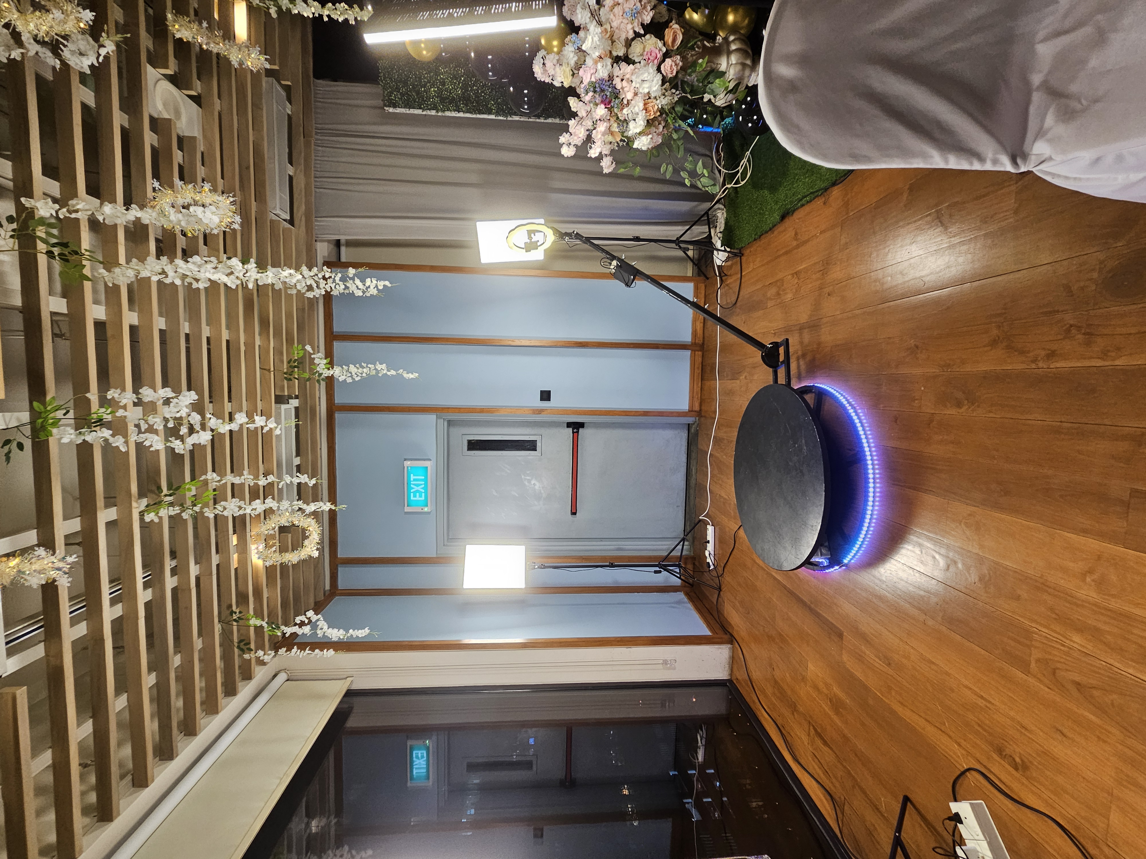 Evegogo 90cm 360 Photo Booth Automatic Spin 360 Video Booth Spinner Platform 90cm / 35.4 inch diameter in action 2