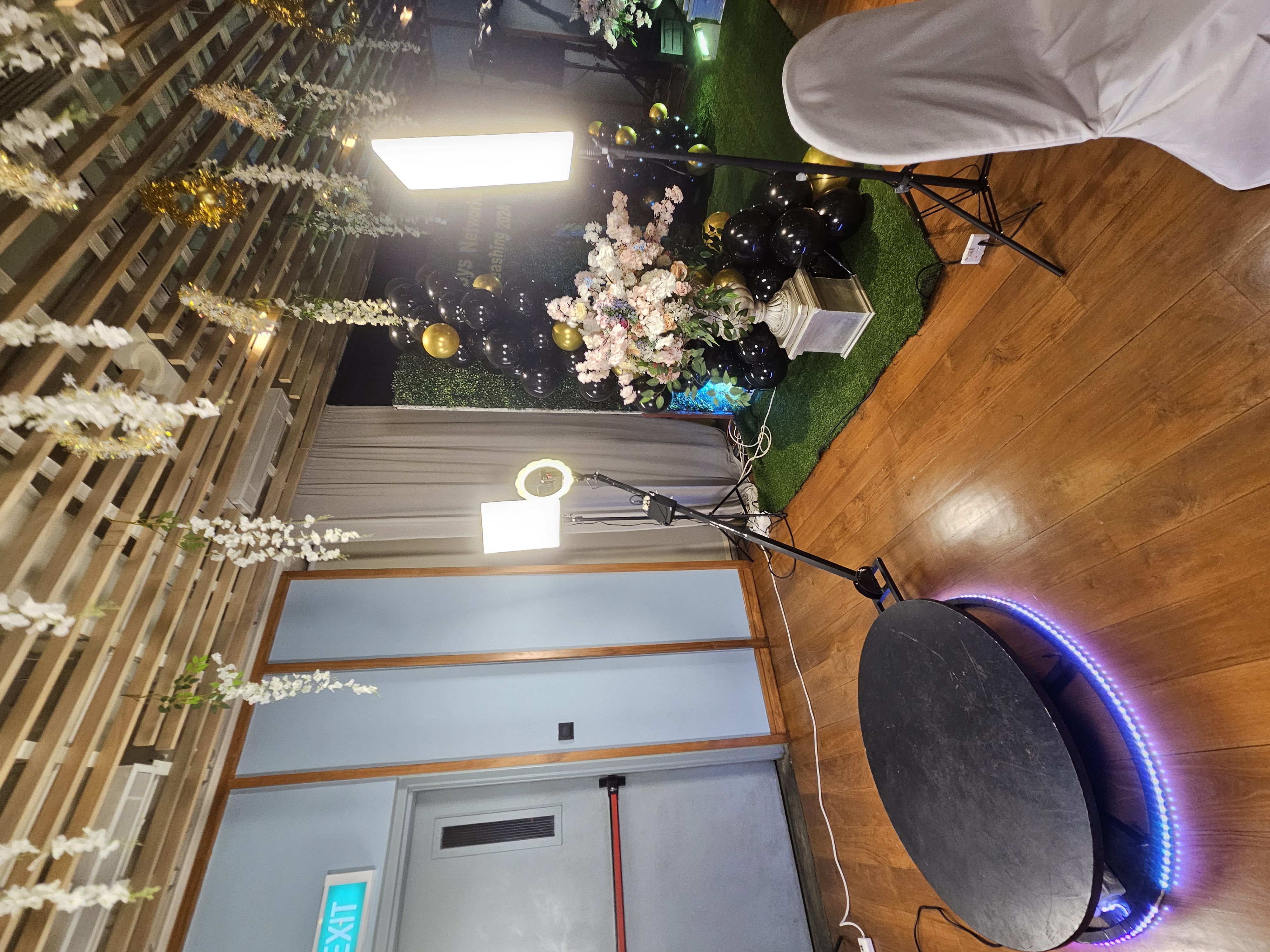 Evegogo 90cm 360 Photo Booth Automatic Spin 360 Video Booth Spinner Platform 90cm / 35.4 inch diameter in action 3