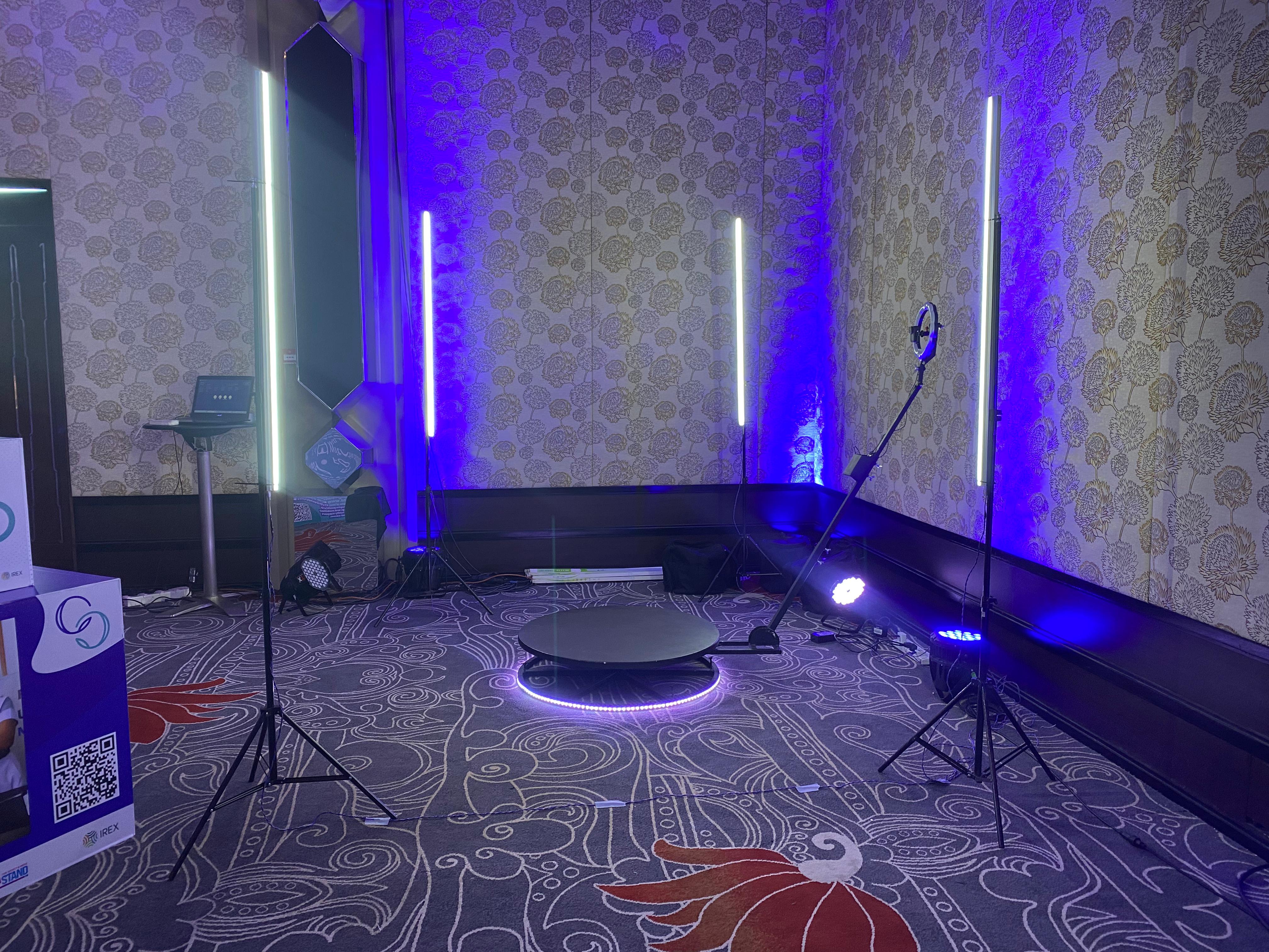 Evegogo 90cm 360 Photo Booth Automatic Spin 360 Video Booth Spinner Platform 90cm / 35.4 inch diameter in action 4