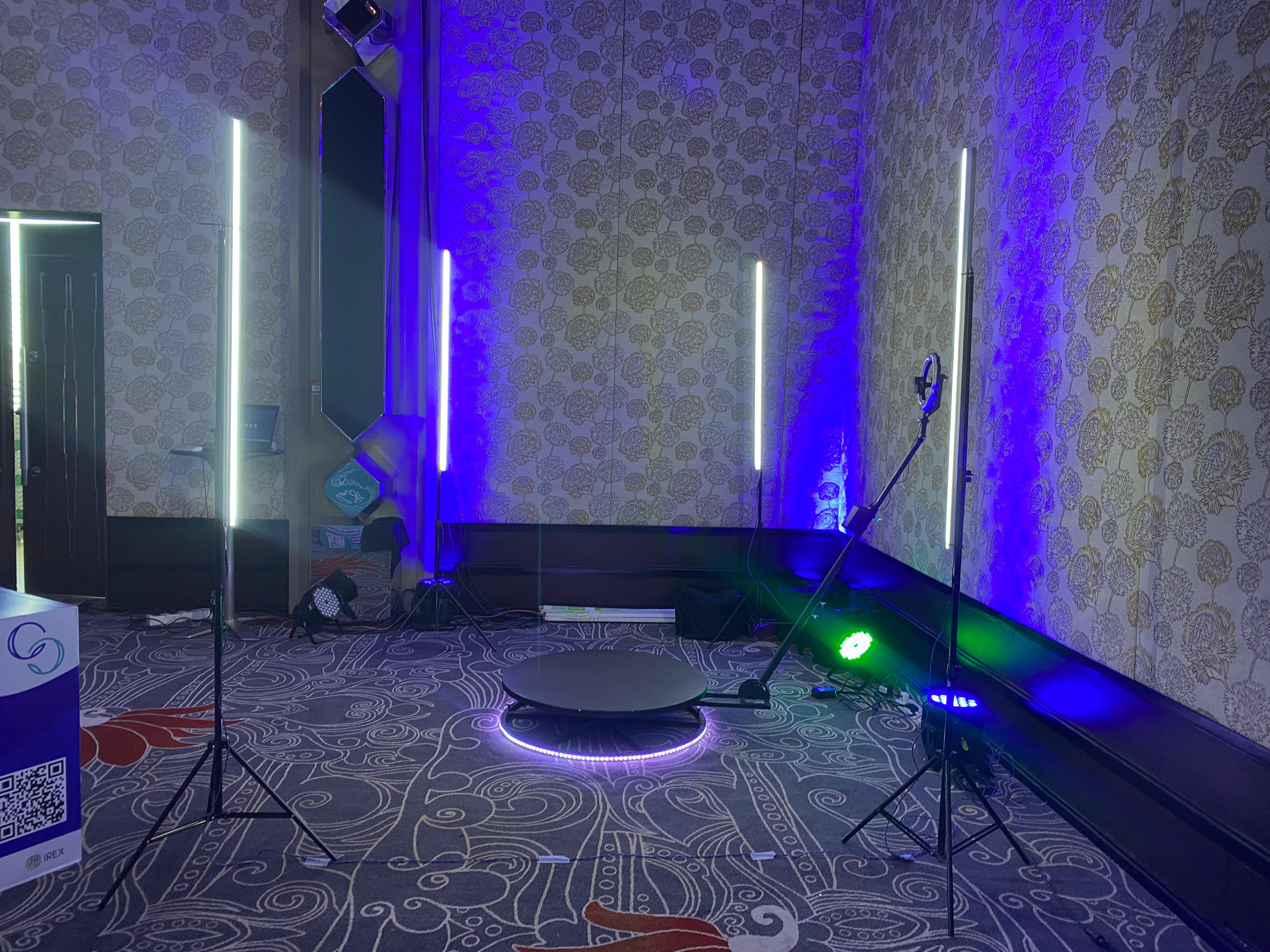 Evegogo 90cm 360 Photo Booth Automatic Spin 360 Video Booth Spinner Platform 90cm / 35.4 inch diameter in action 5