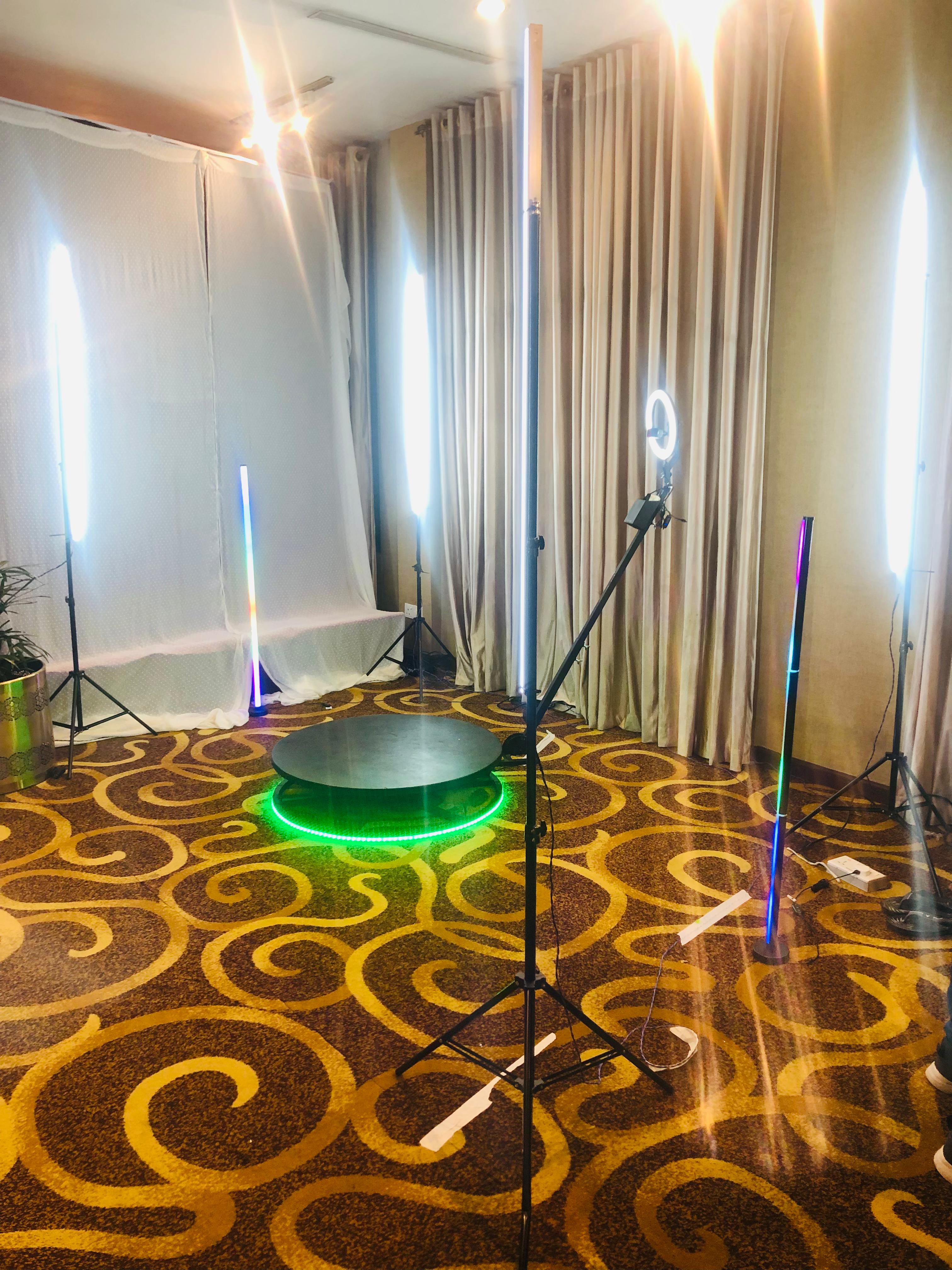 Evegogo 90cm 360 Photo Booth Automatic Spin 360 Video Booth Spinner Platform 90cm / 35.4 inch diameter in action 6