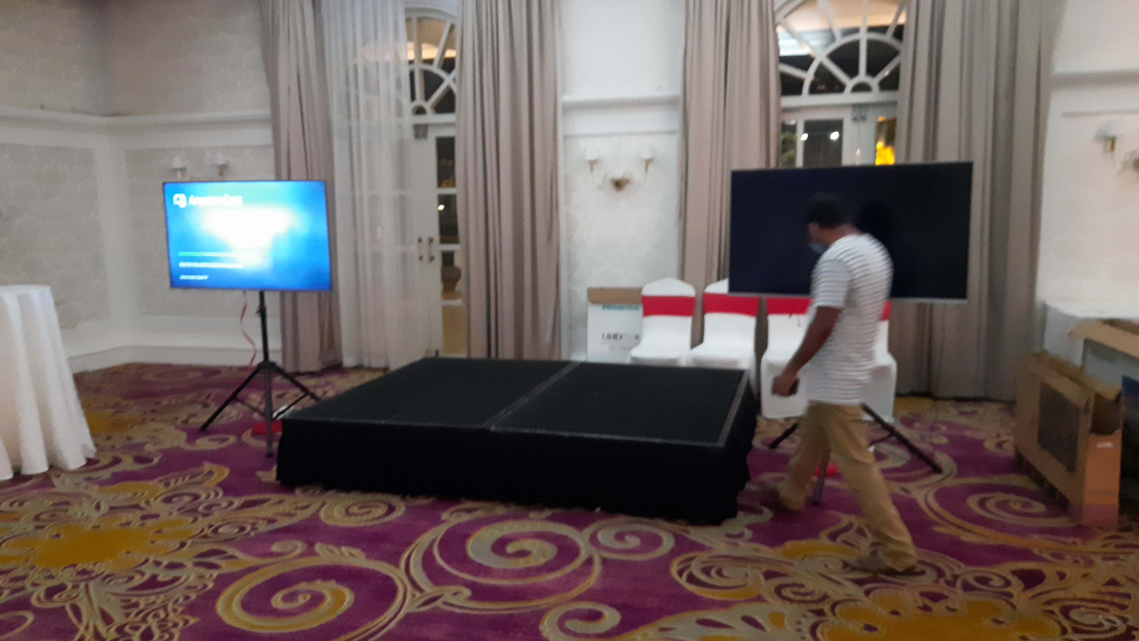 Singer SLE55G22A 55 inch 4K UHD TV in action 3