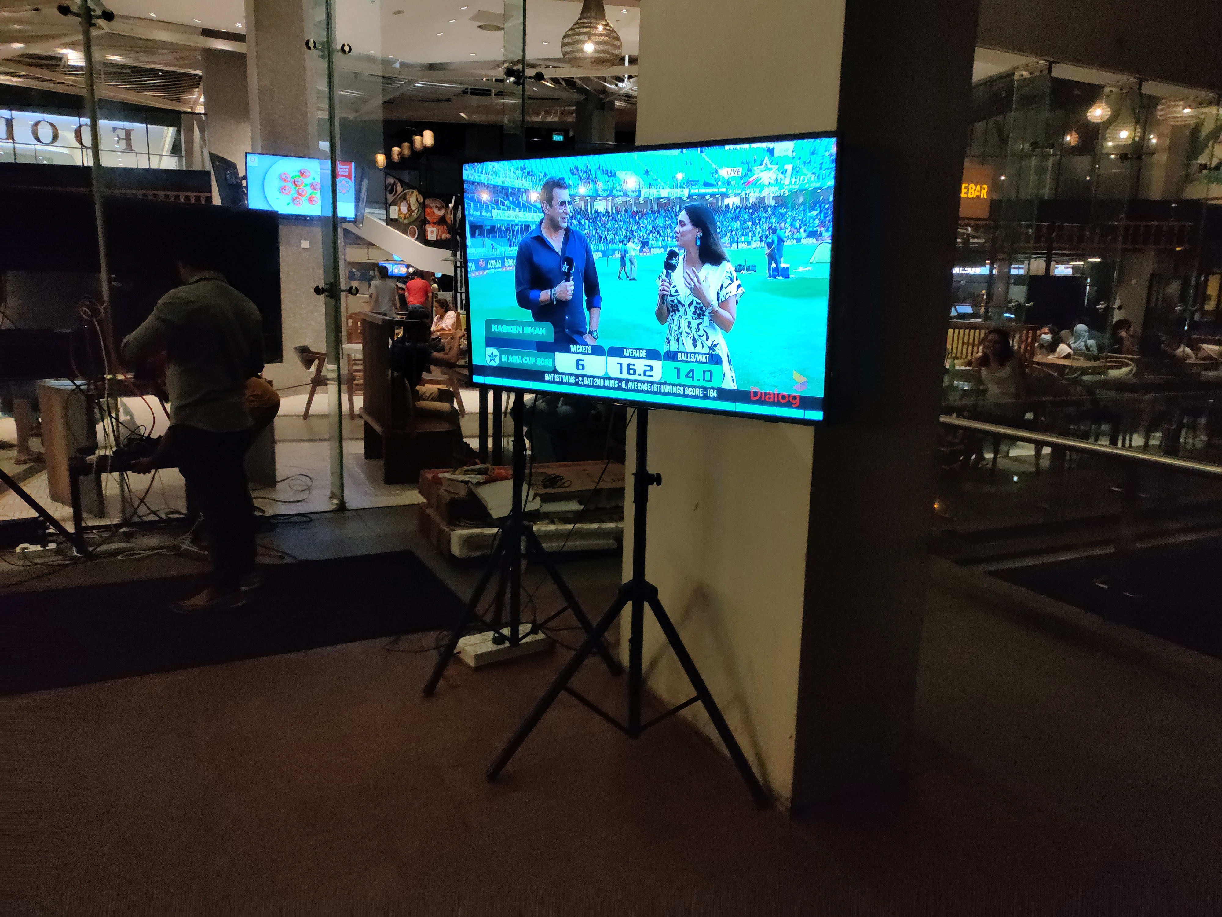 Singer SLE55G22A 55 inch 4K UHD TV in action 5