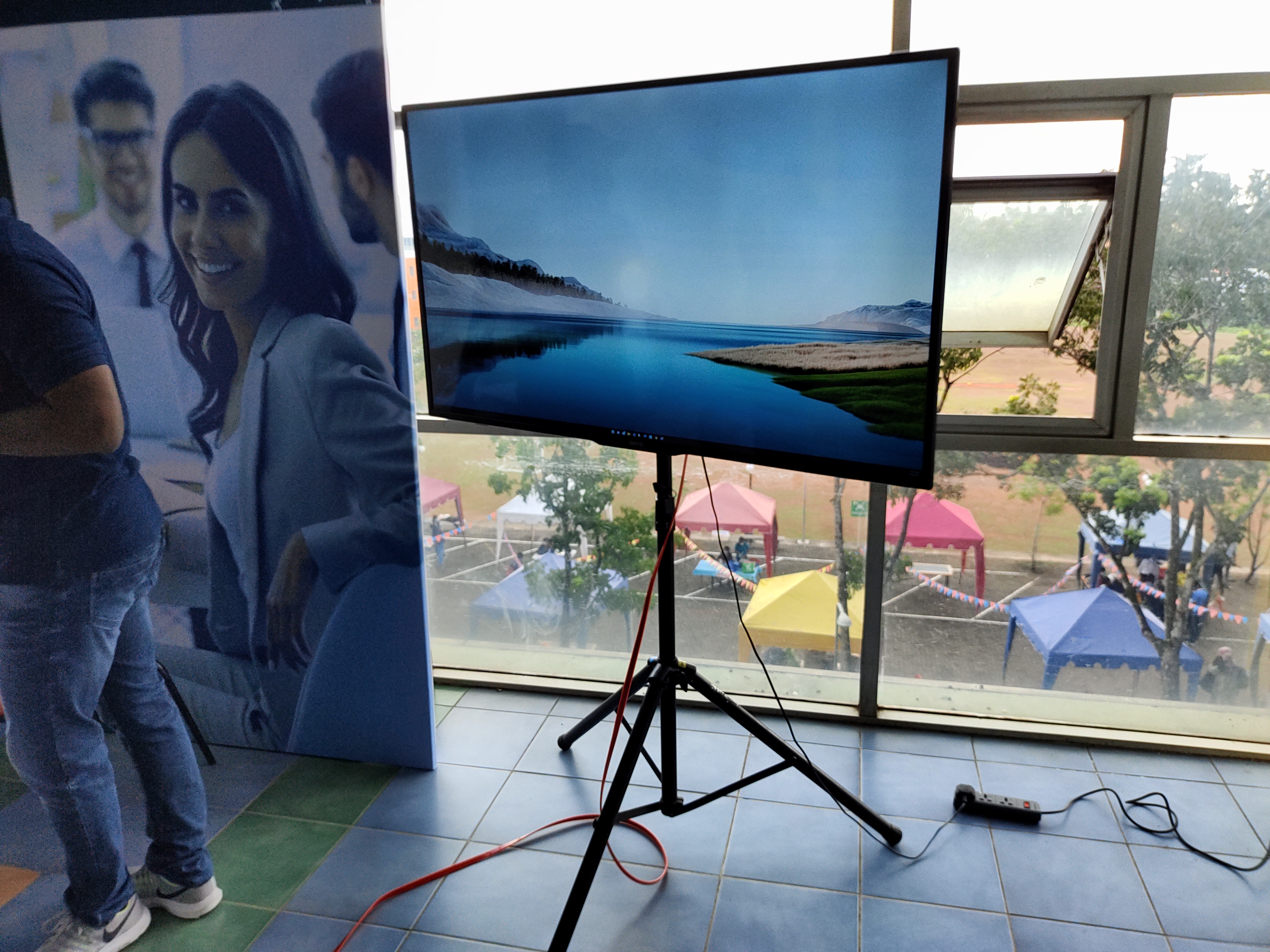 Singer SLE55G22A 55 inch 4K UHD TV in action 6