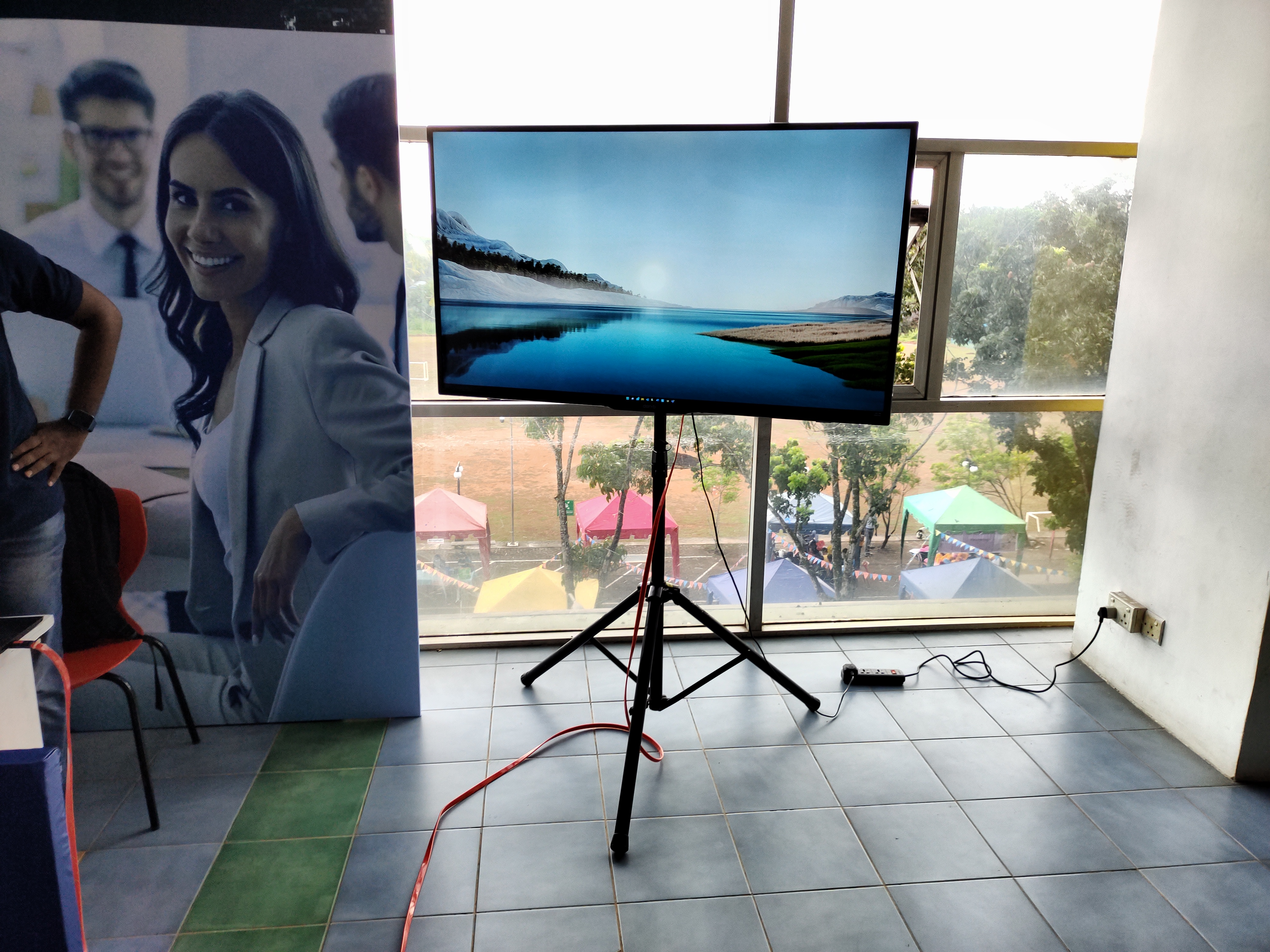 Singer SLE55G22A 55 inch 4K UHD TV in action 7