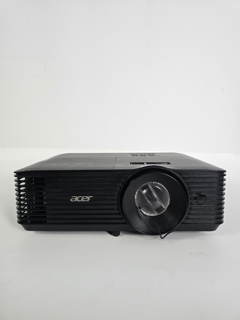 Acer X1228H DLP Projector XGA (1024x768) in action 2