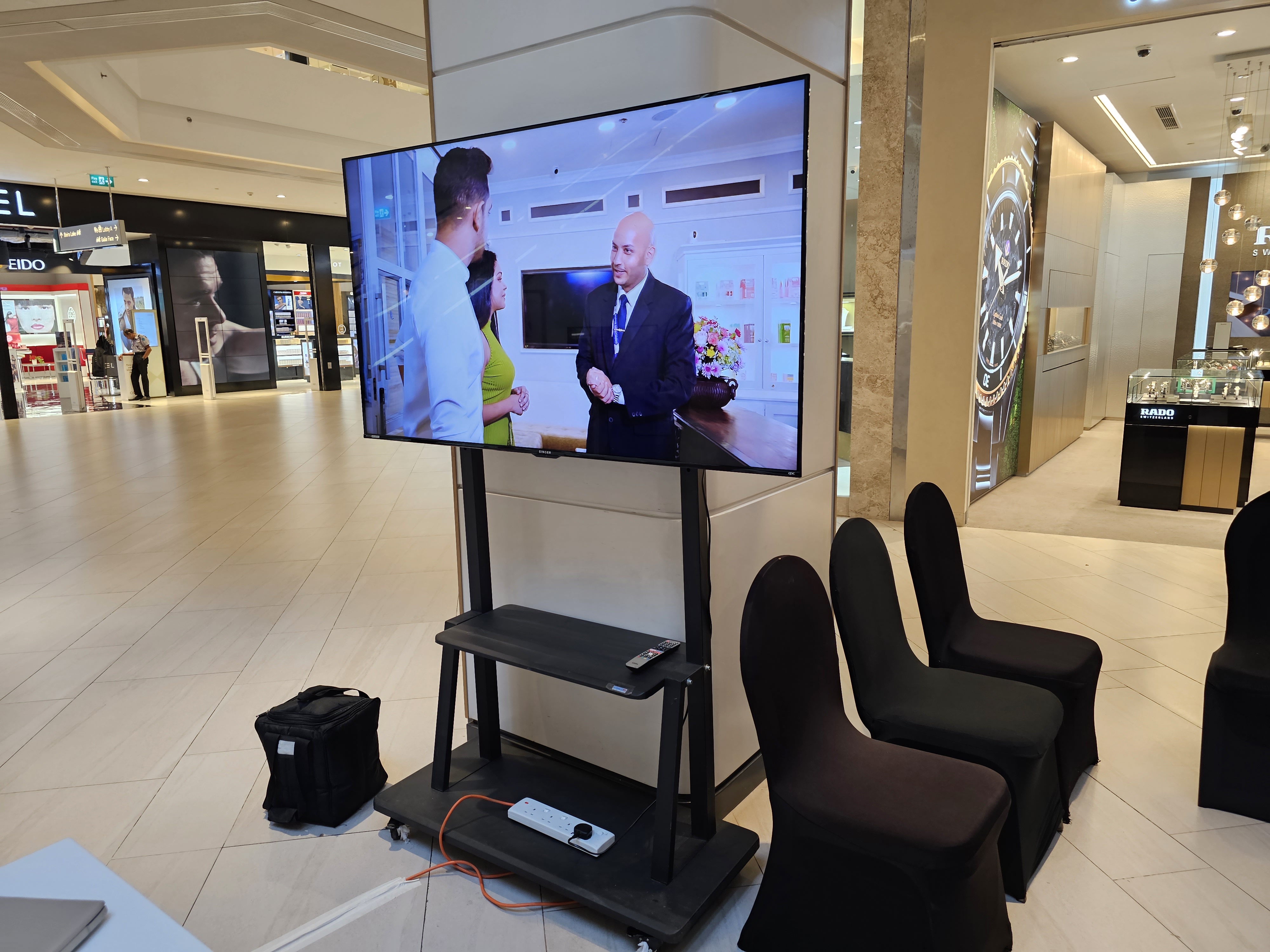 Singer SLE65G3A 65 inch 4K UHD TV in action 1