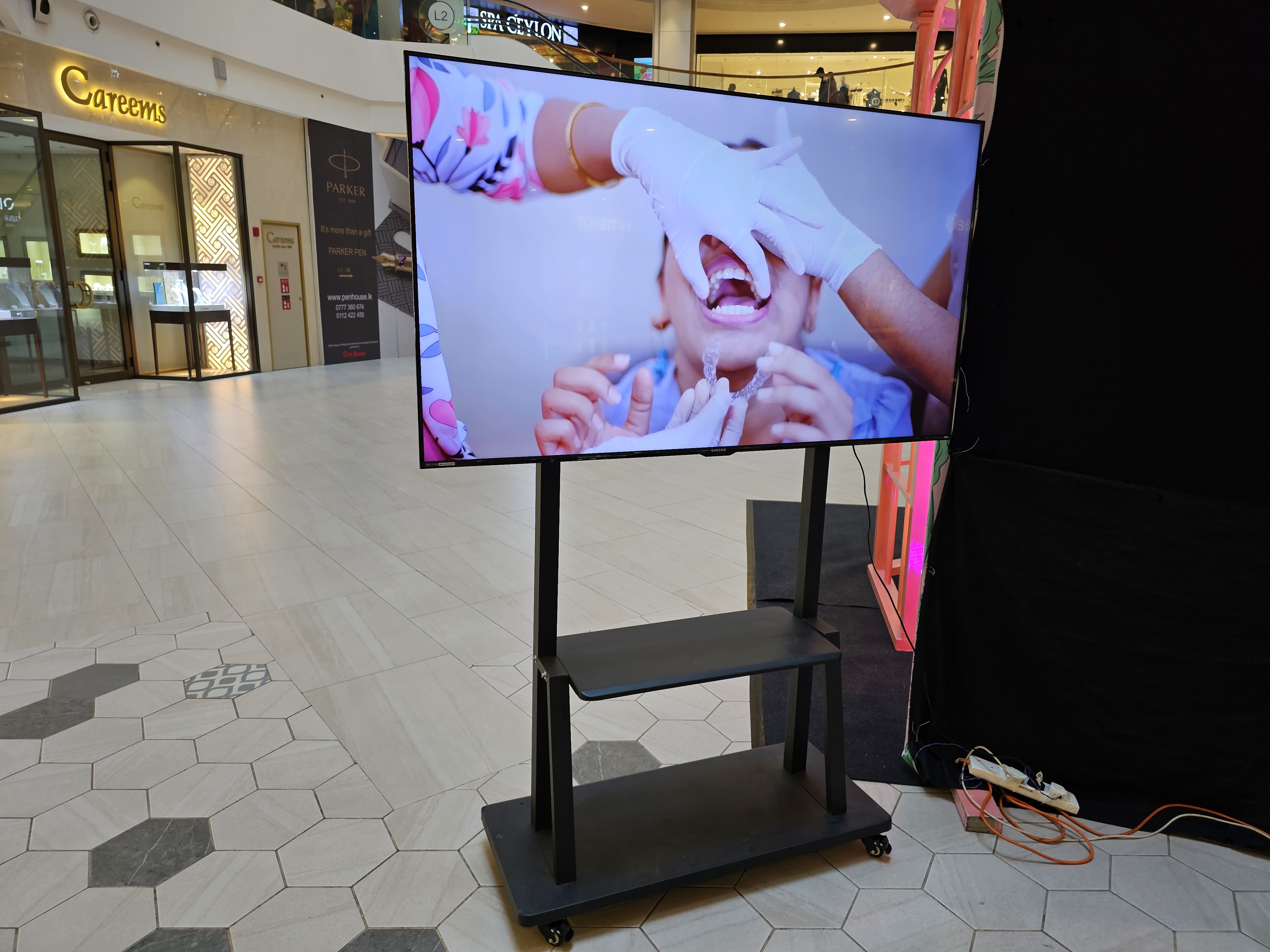 Singer SLE65G3A 65 inch 4K UHD TV in action 2