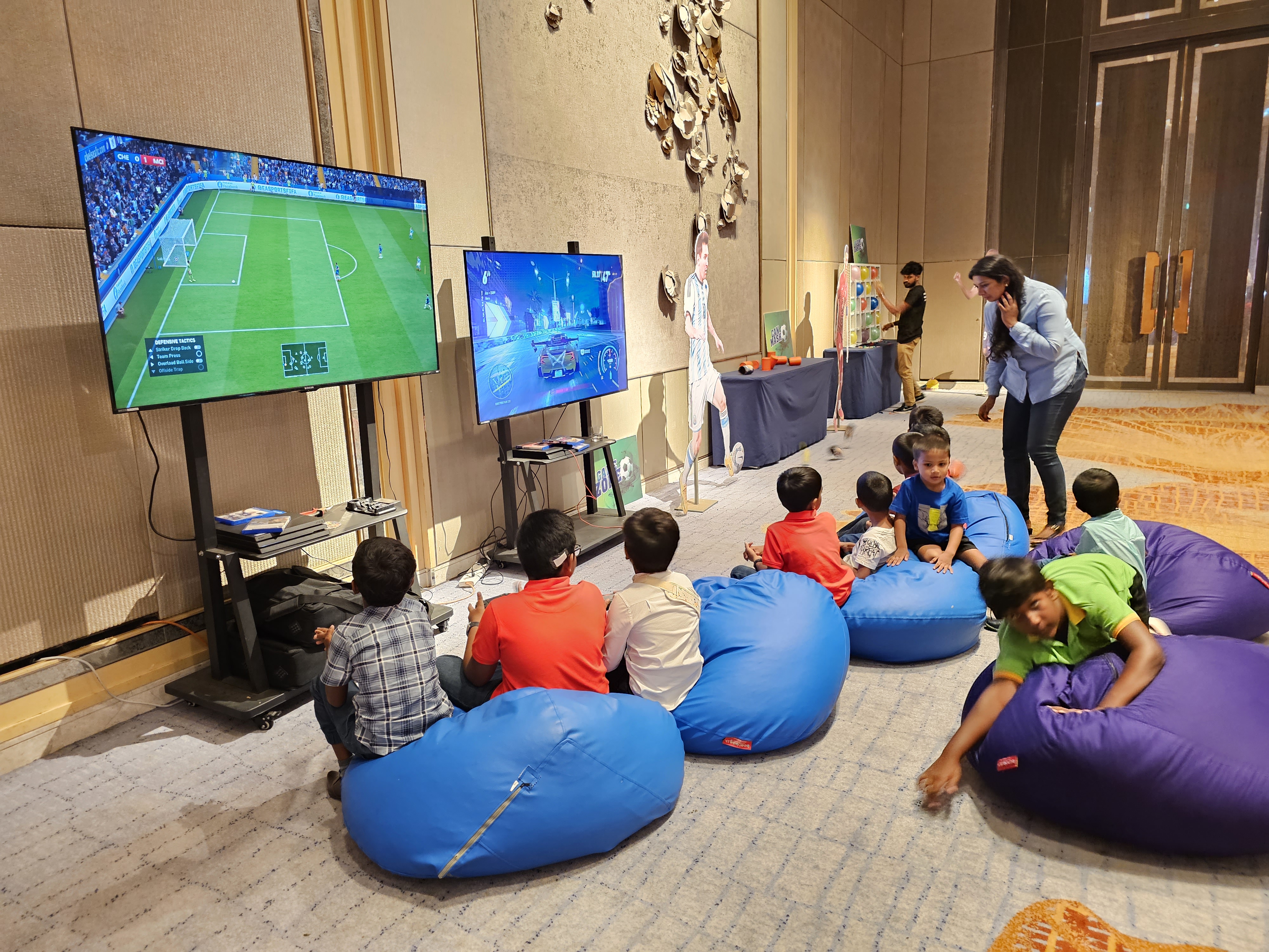 Singer SLE65G3A 65 inch 4K UHD TV in action 4
