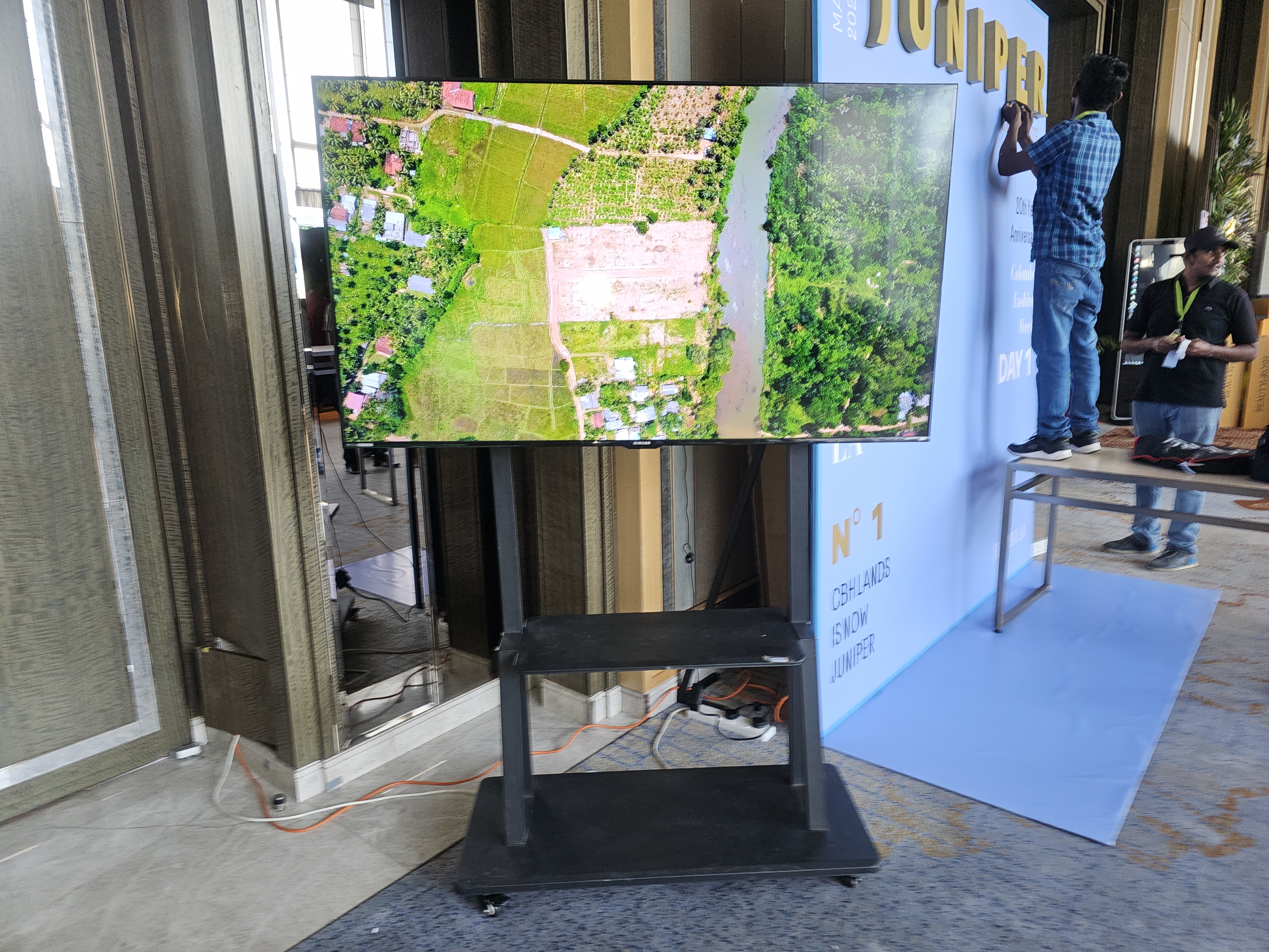 Singer SLE65G3A 65 inch 4K UHD TV in action 5