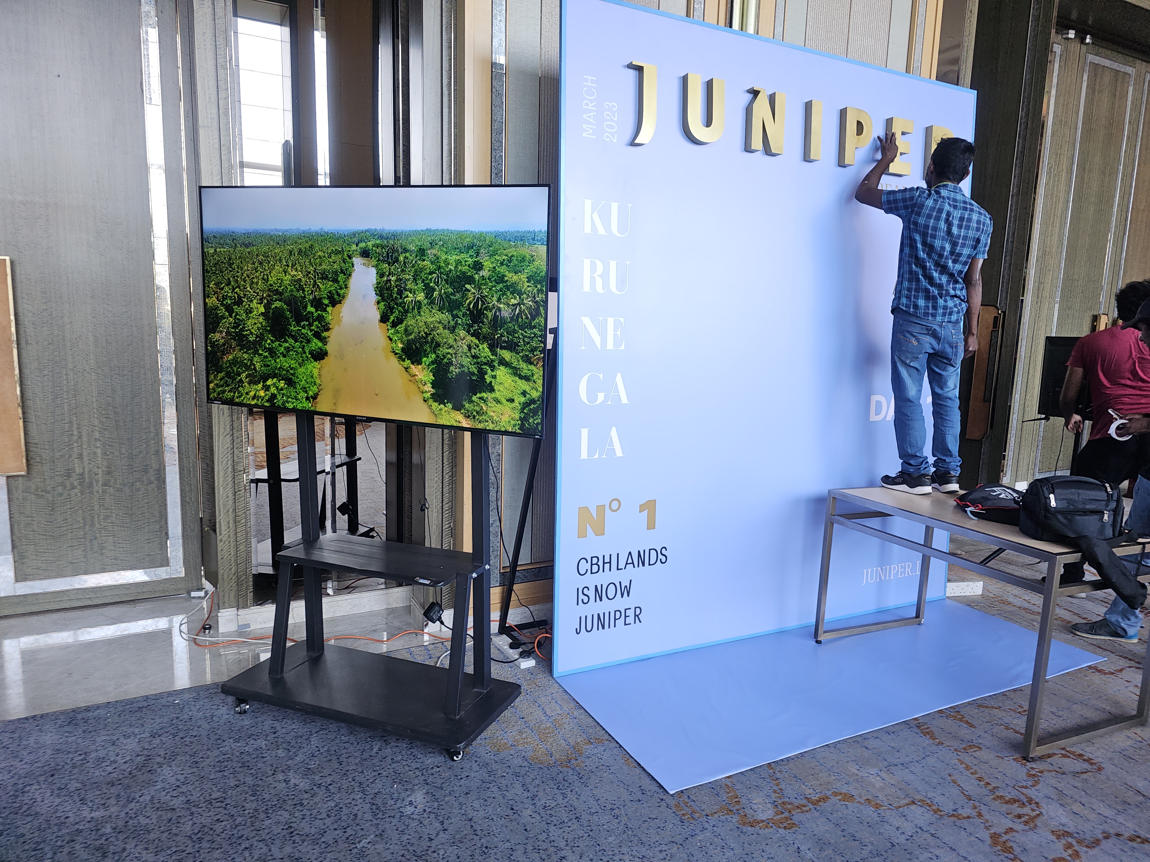 Singer SLE65G3A 65 inch 4K UHD TV in action 6