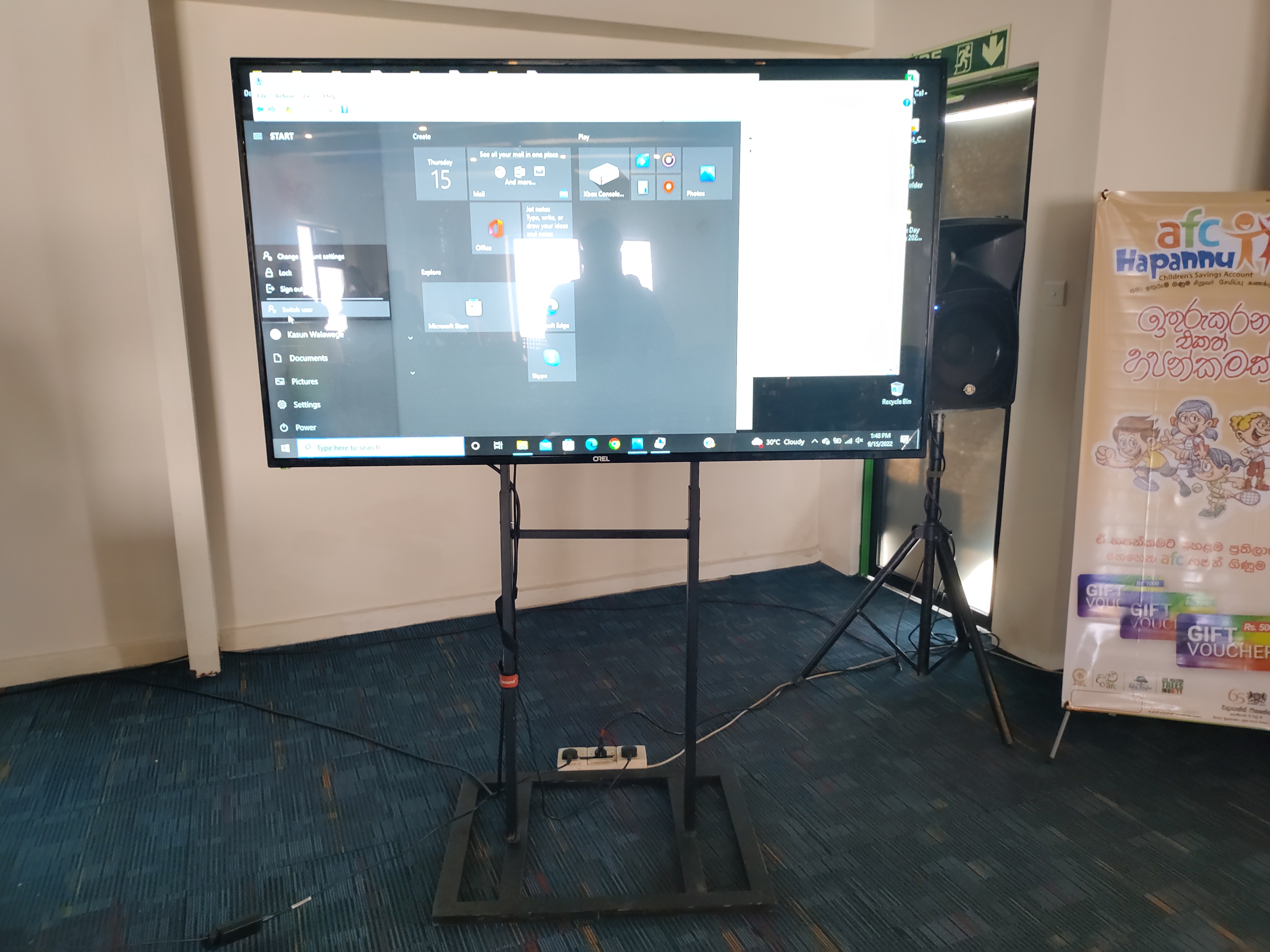 Singer SLE65G3A 65 inch 4K UHD TV in action 7