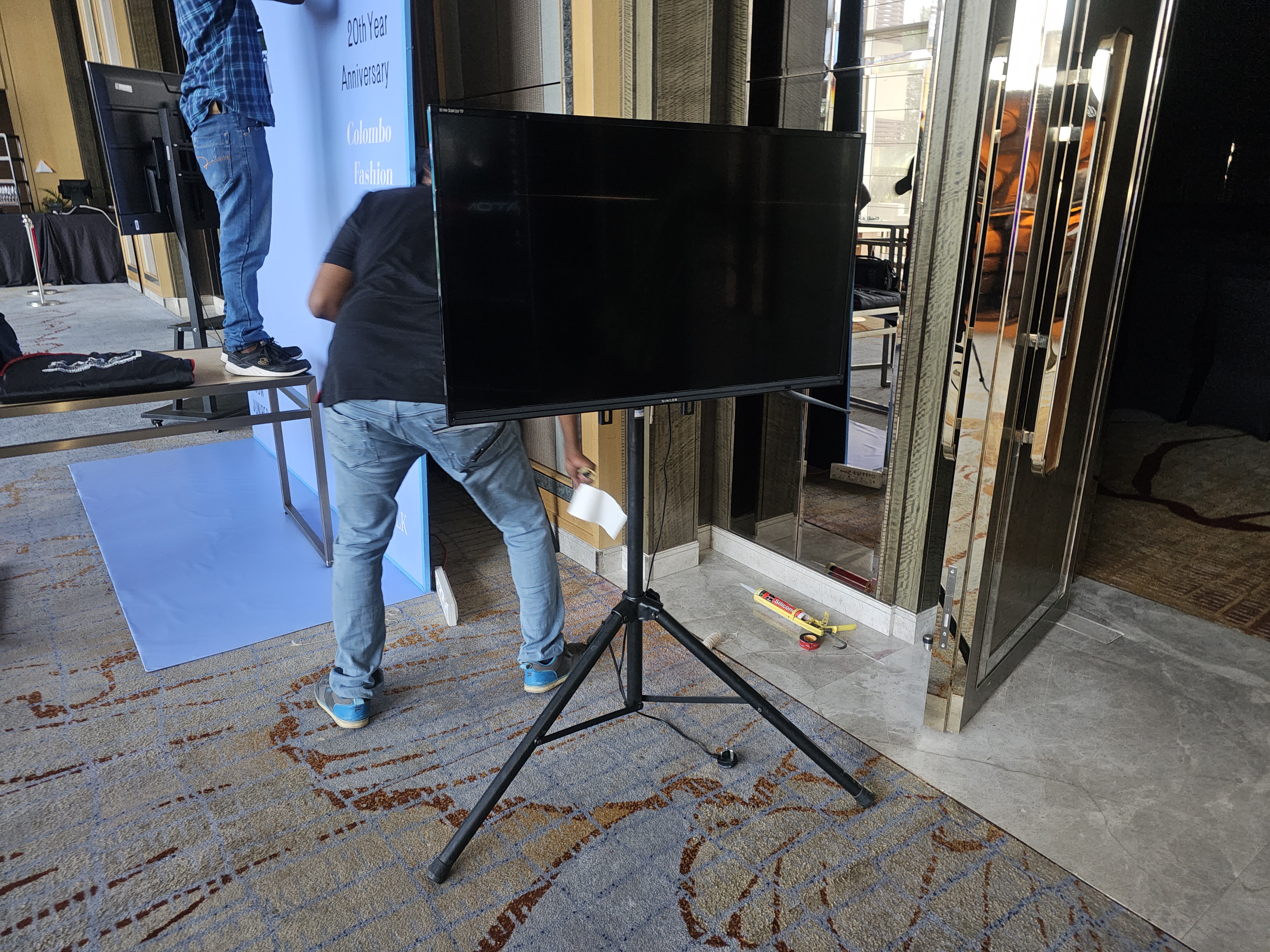 Singer SLE43S400 43 inch FHD TV in action 3