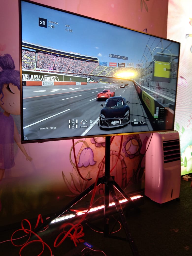 Singer SLE43S400 43 inch FHD TV in action 6